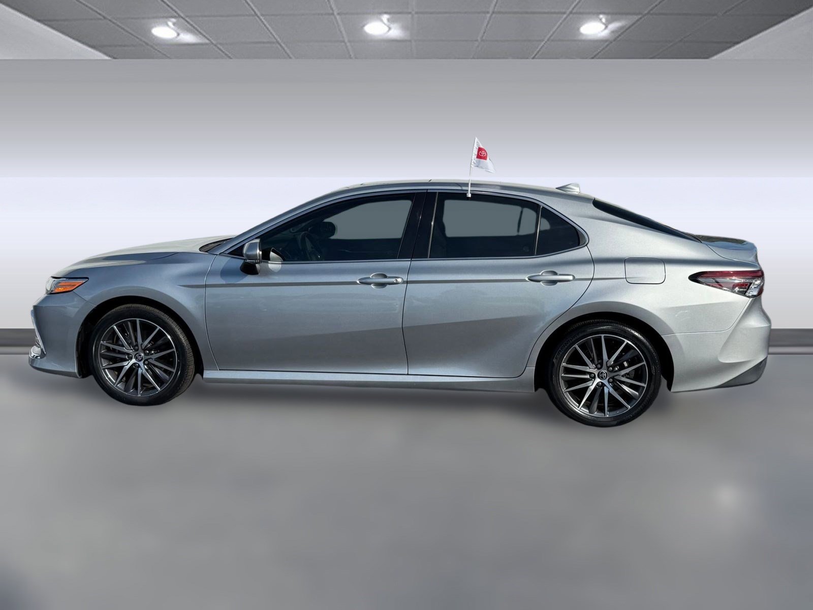 2022 Toyota Camry Hybrid XLE photo 2