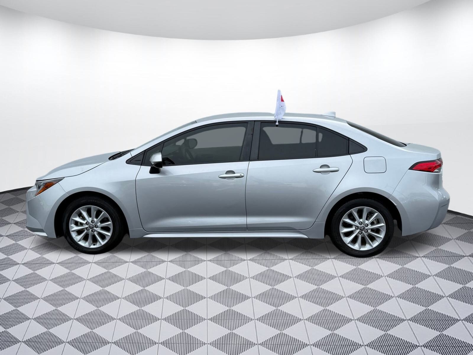 2022 Toyota Corolla LE photo 2