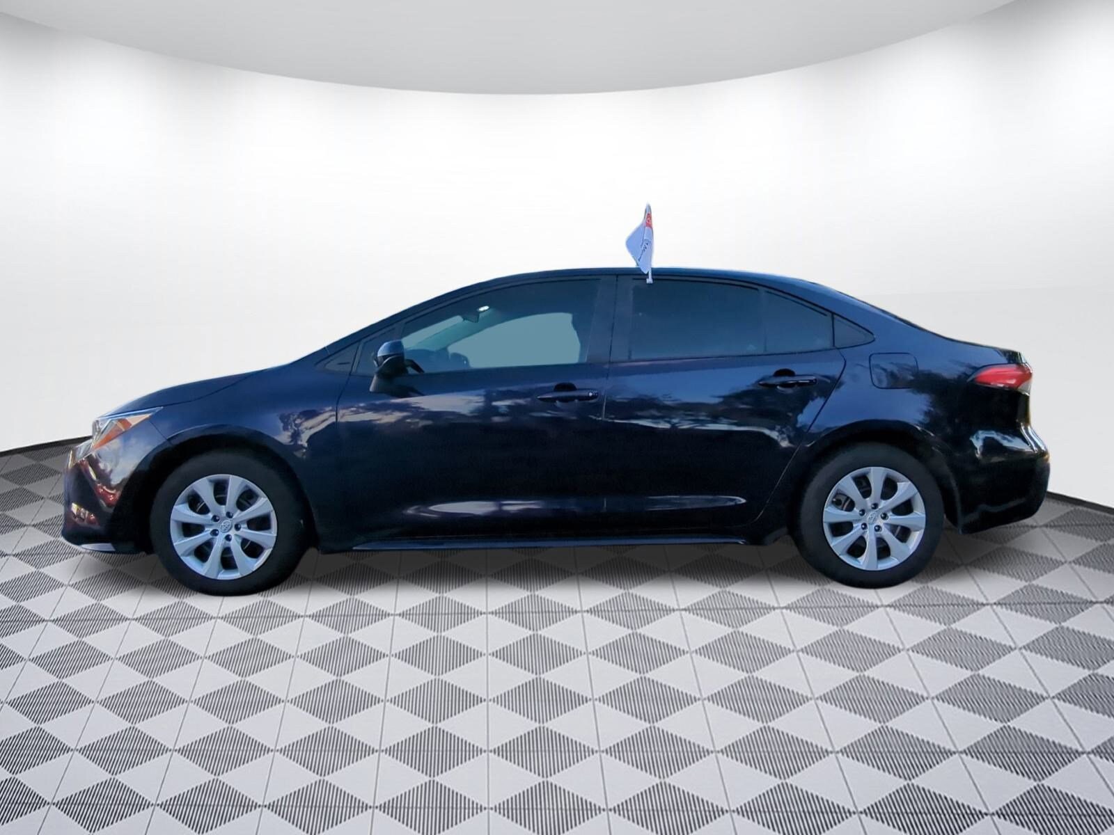 2022 Toyota Corolla LE photo 2