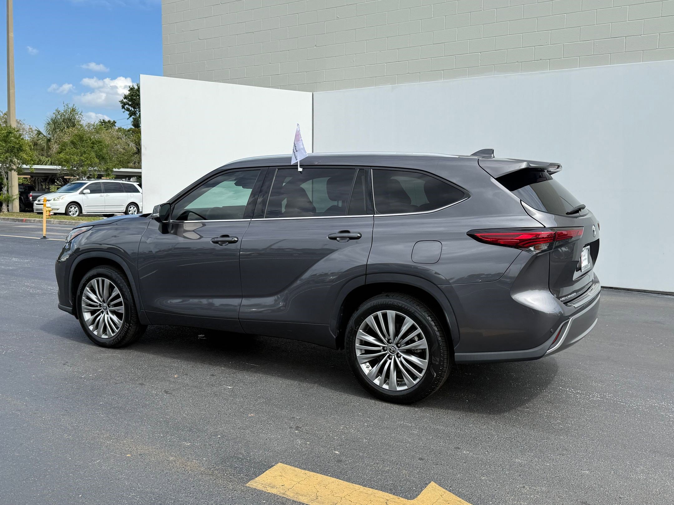 2022 Toyota Highlander Platinum photo 3