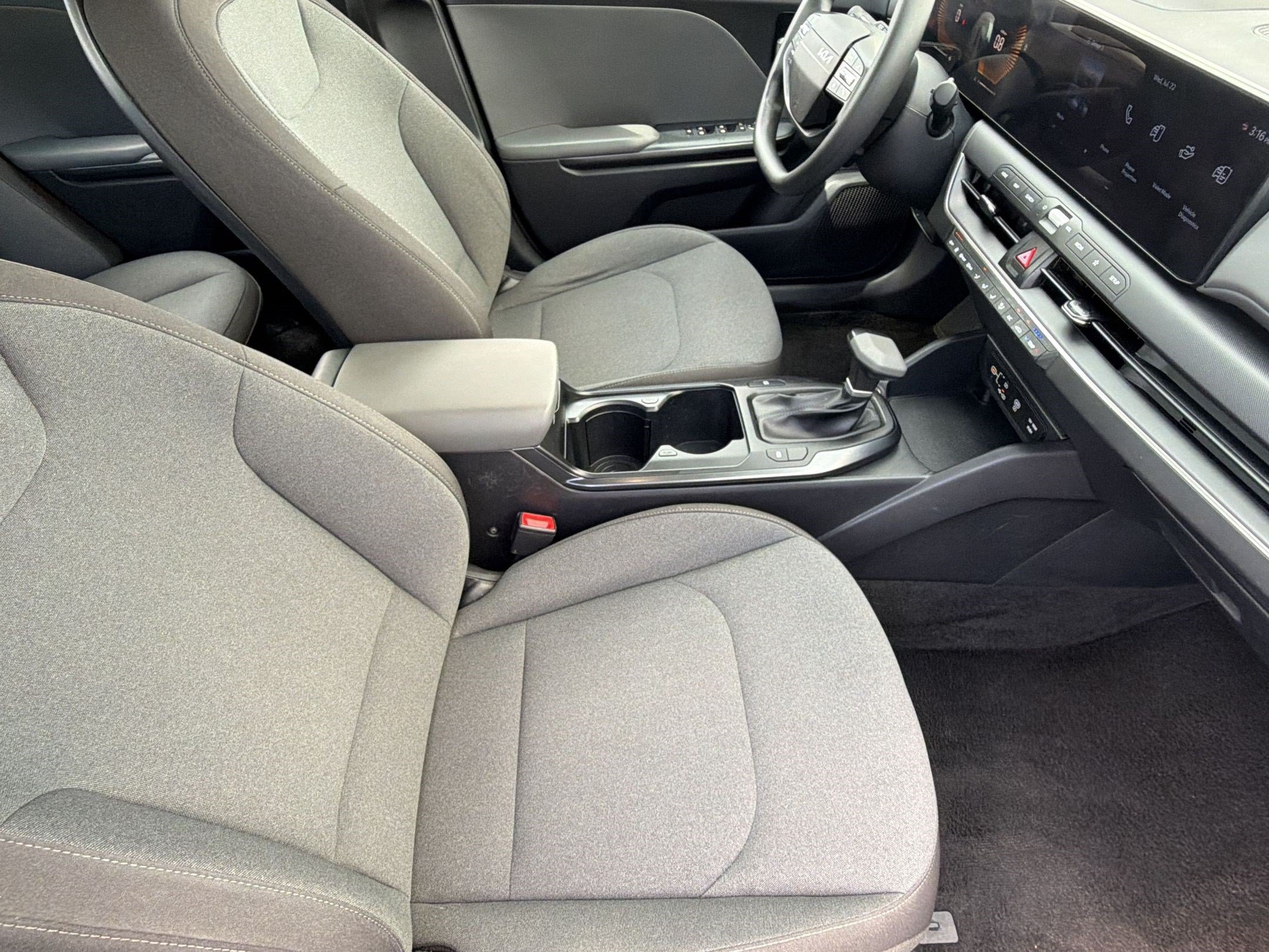 2025 Kia K4 LXS - Photo 28