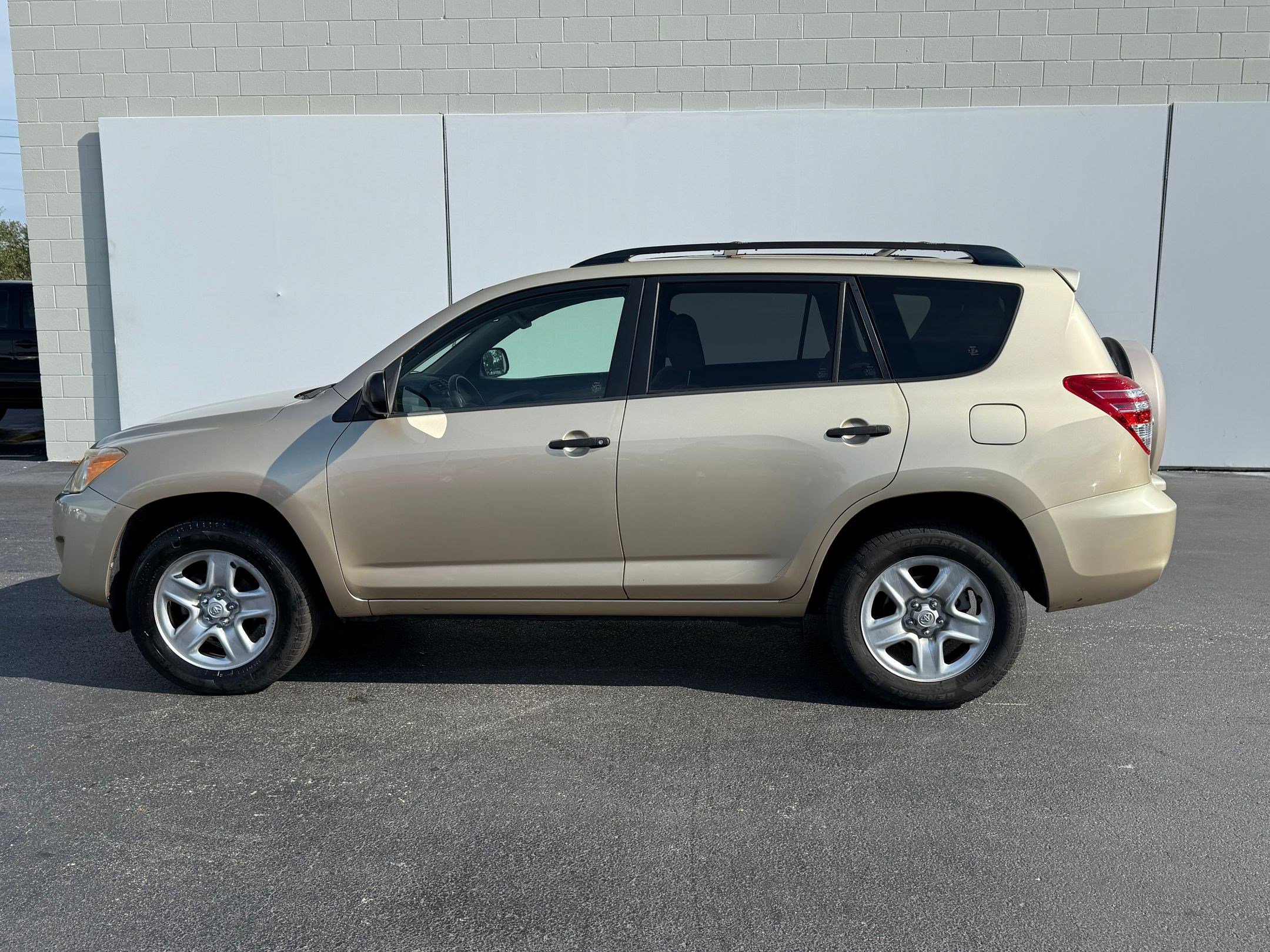 2009 Toyota RAV4 photo 2