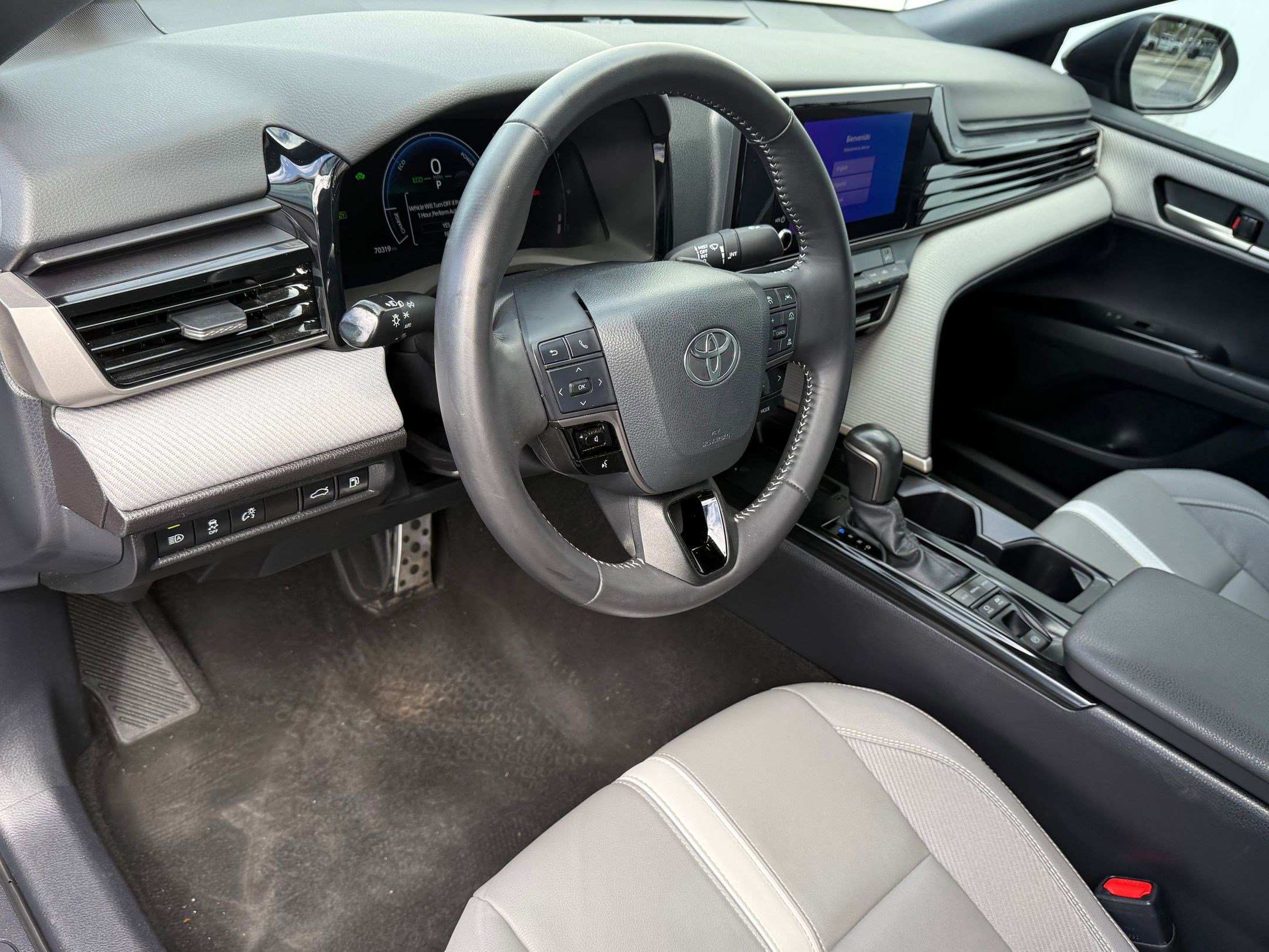 2025 Toyota Camry SE photo 4