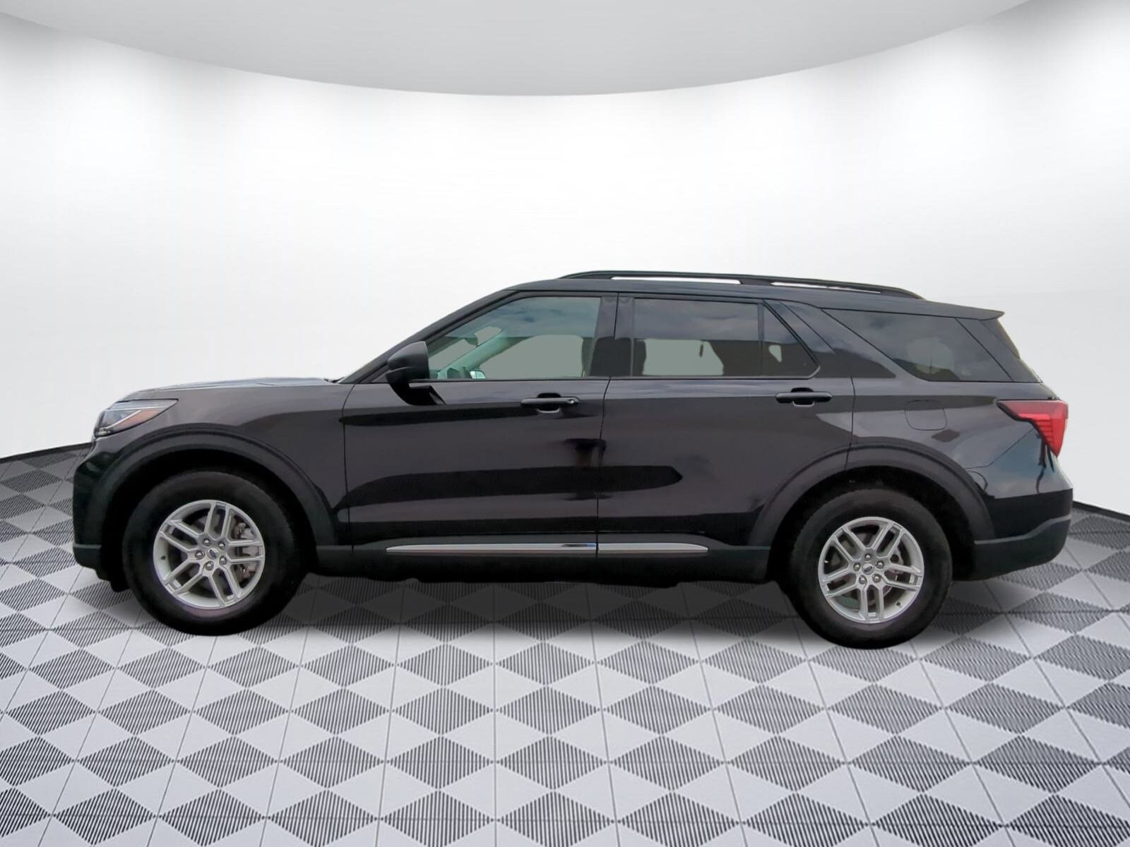 2025 Ford Explorer photo 2