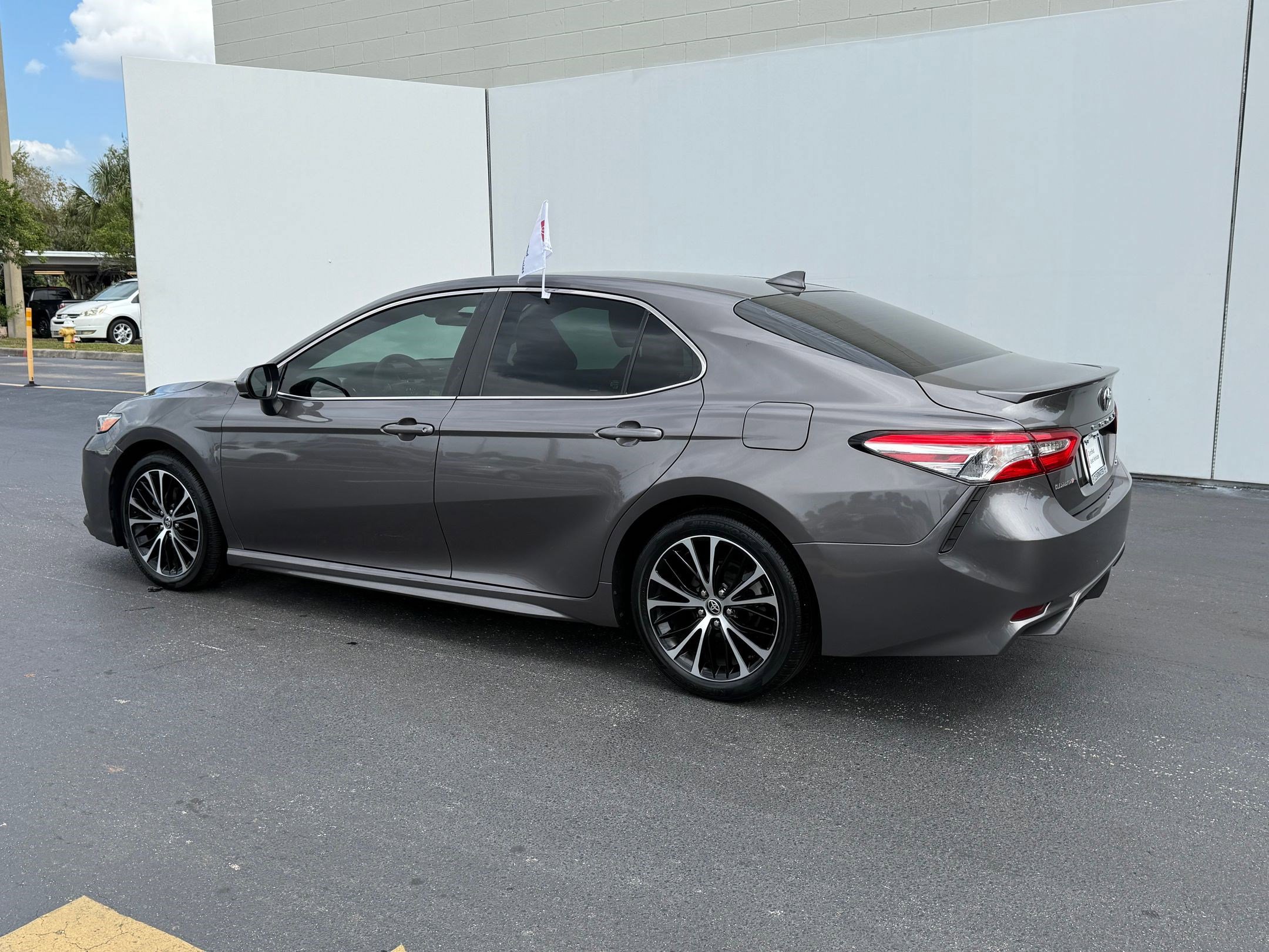 2020 Toyota Camry SE photo 3
