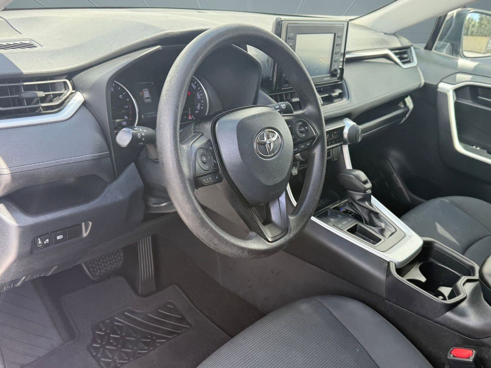 2020 Toyota RAV4 LE photo 3