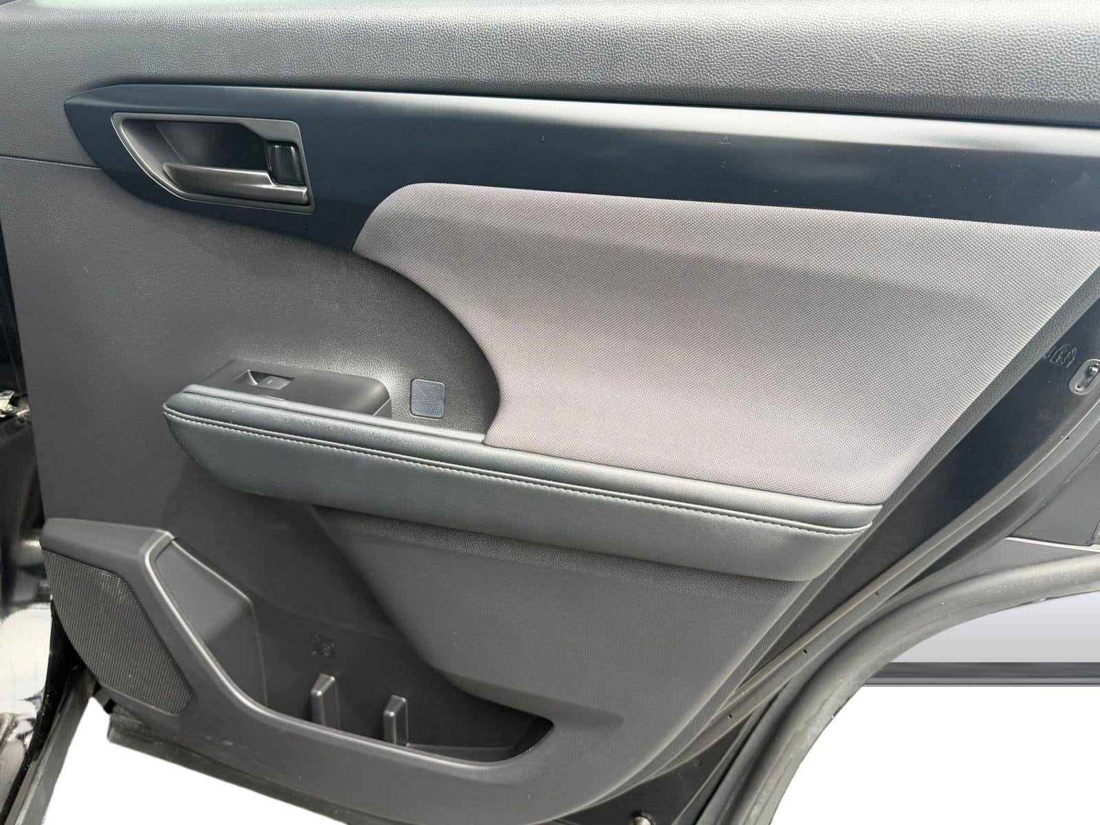 2025 Toyota Highlander LE - Photo 30