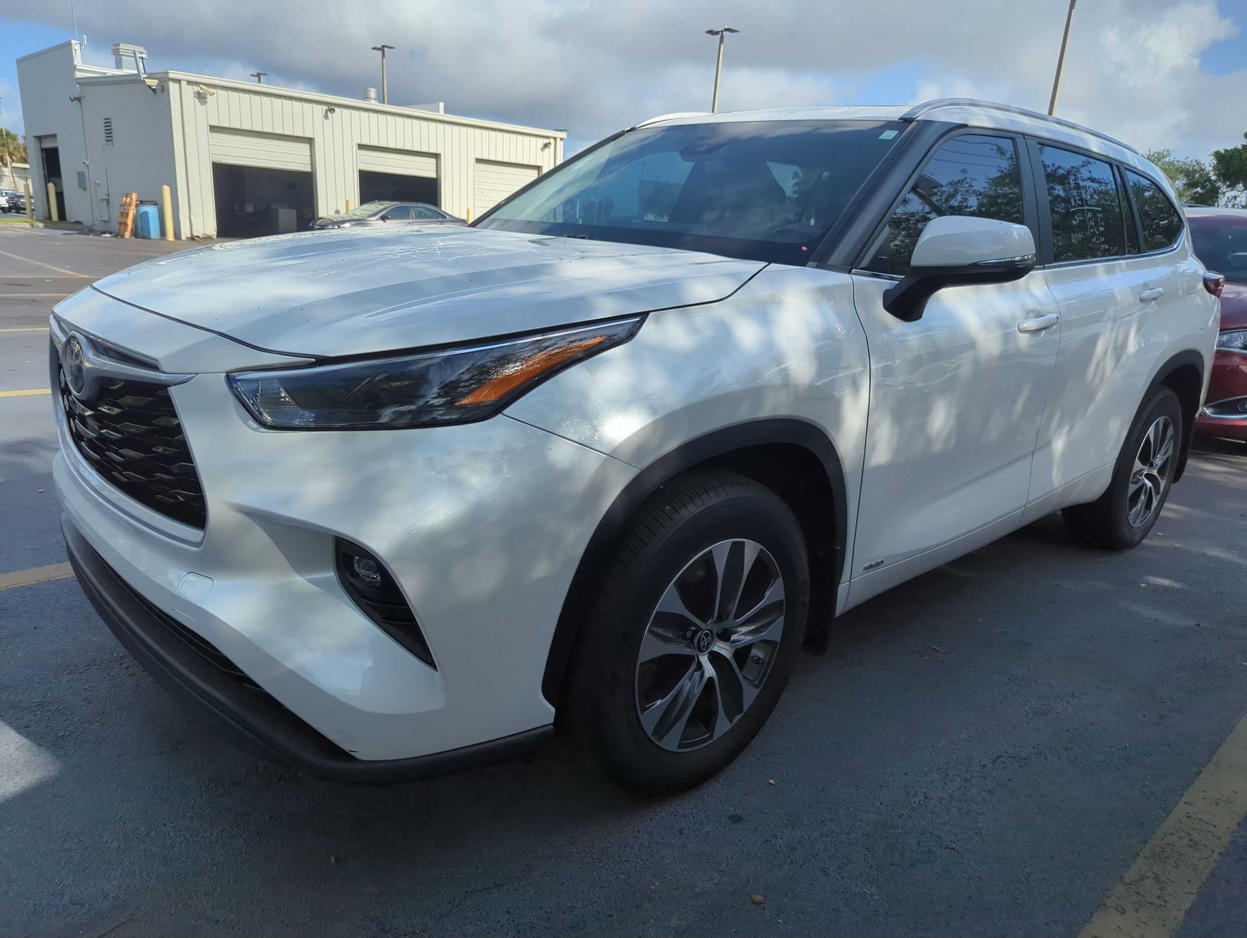 Used 2023 Toyota Highlander XLE with VIN 5TDKBRCH9PS565198 for sale in Clearwater, FL