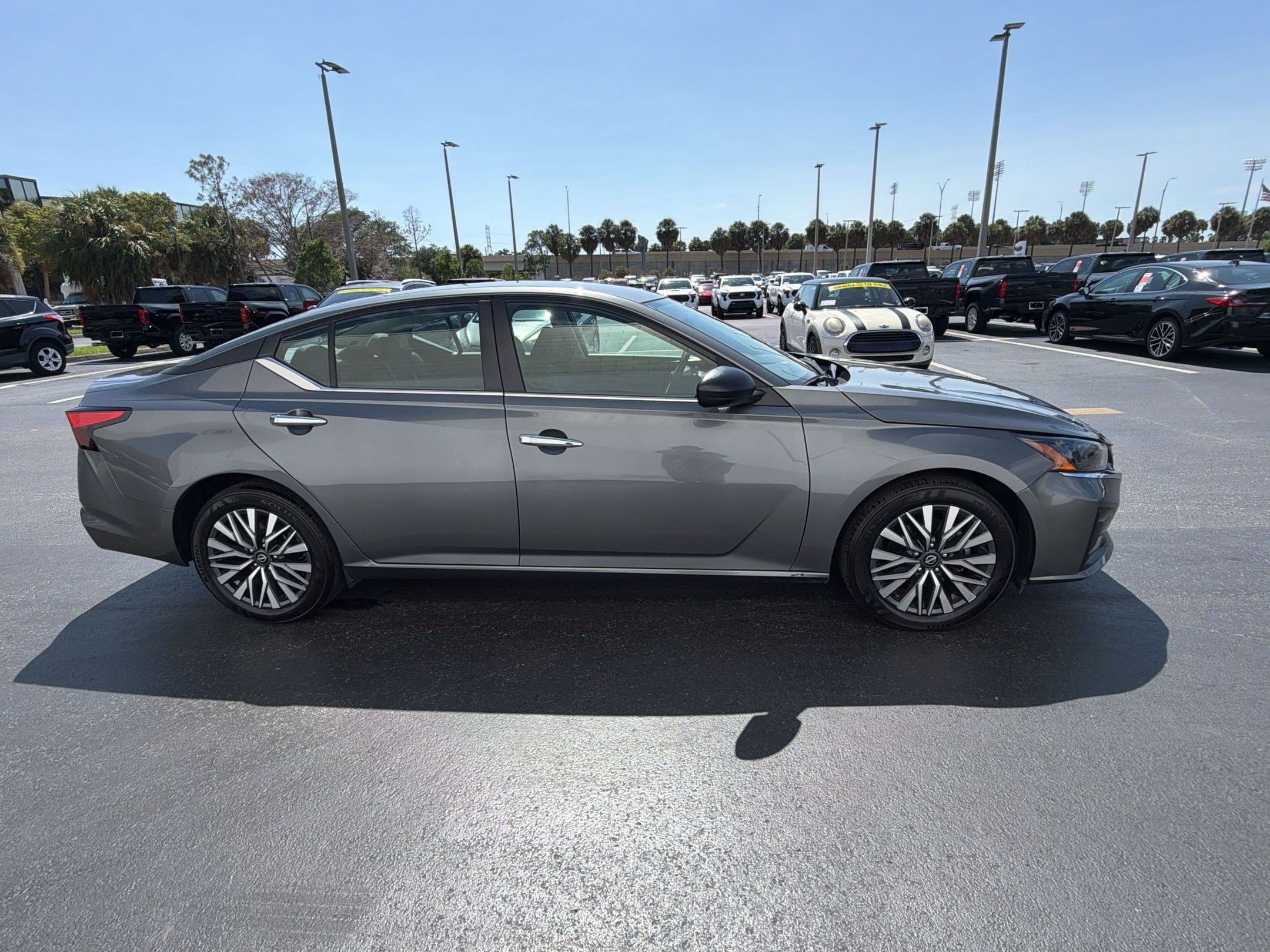 2025 Nissan Altima SV - Photo 8