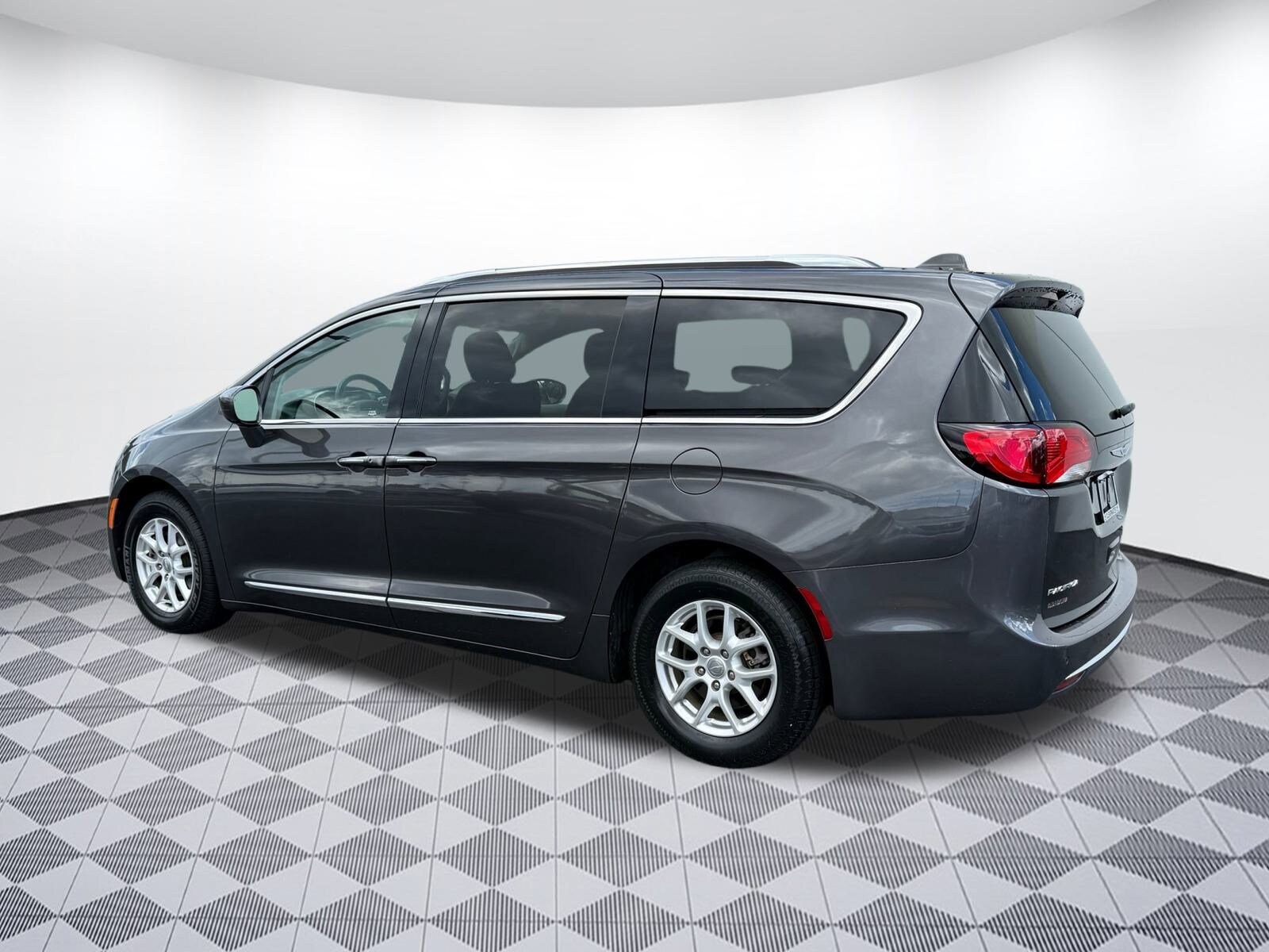2020 Chrysler Pacifica Touring L photo 3