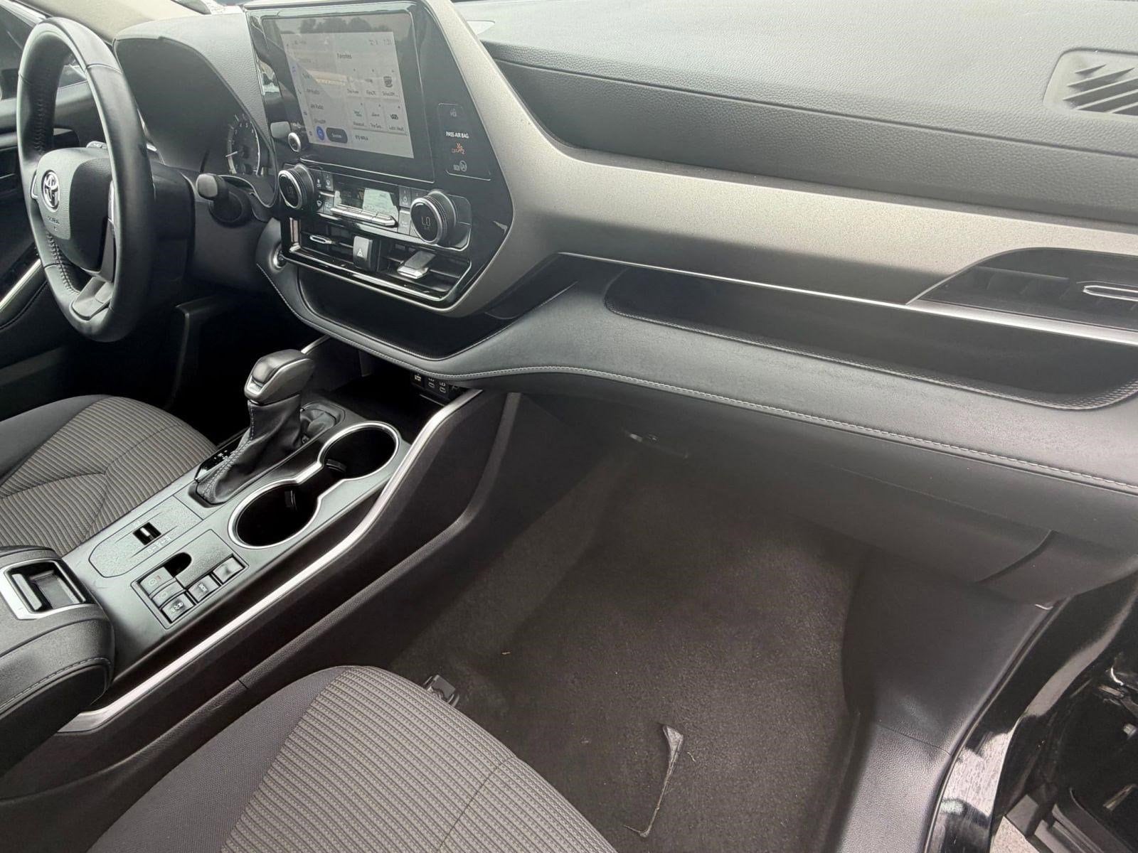 2025 Toyota Highlander LE - Photo 34