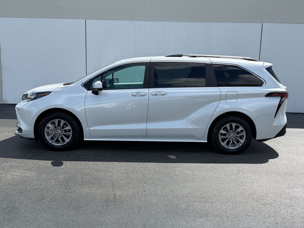 Used 2026 Toyota Sienna Sienna XLE (XLE FWD 8-Passenger (Natl)) Van Passenger Van