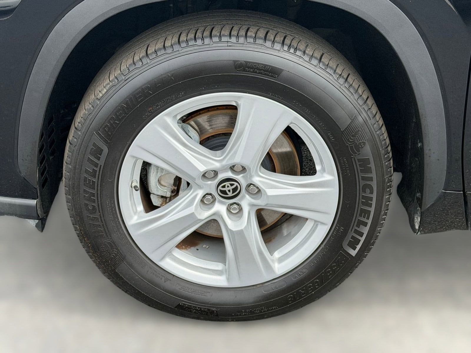 2025 Toyota Highlander LE - Photo 12