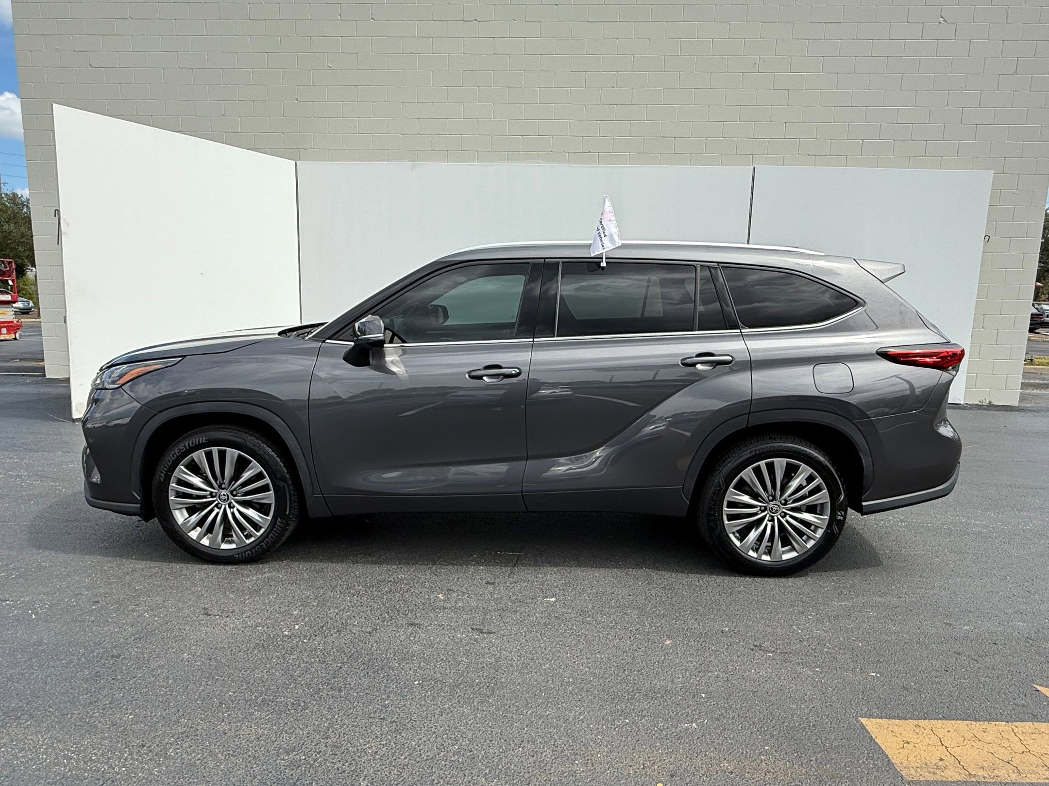 2022 Toyota Highlander Platinum photo 2
