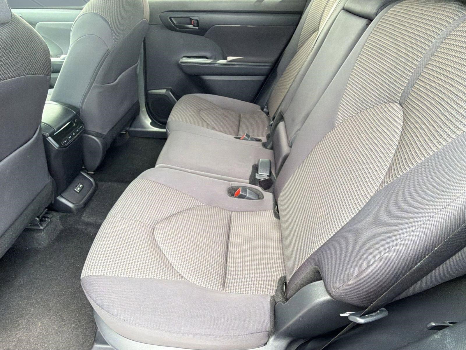 2025 Toyota Highlander LE - Photo 29