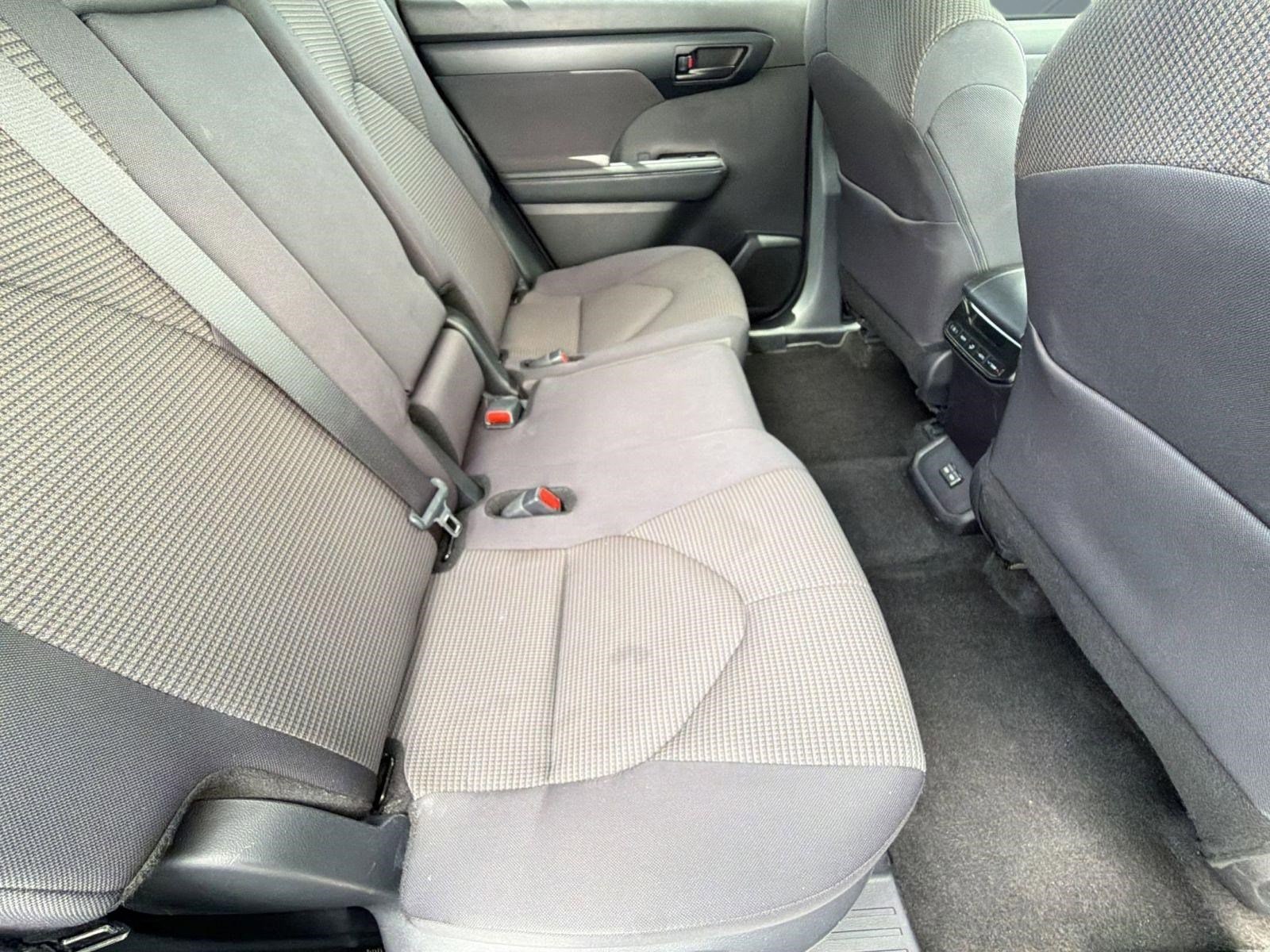 2025 Toyota Highlander LE - Photo 32