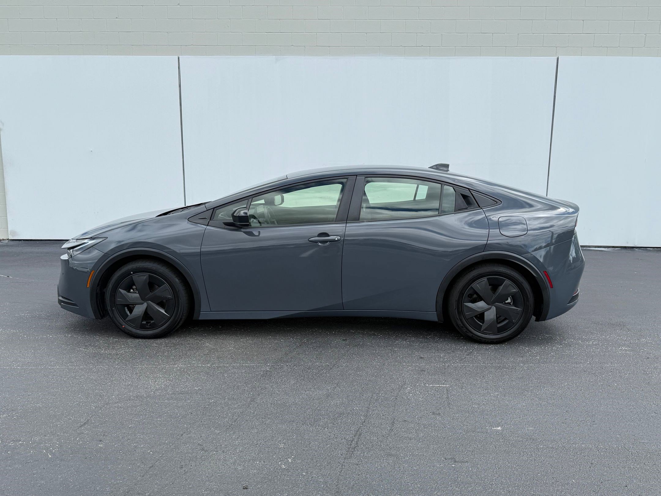 2023 Toyota Prius LE photo 2