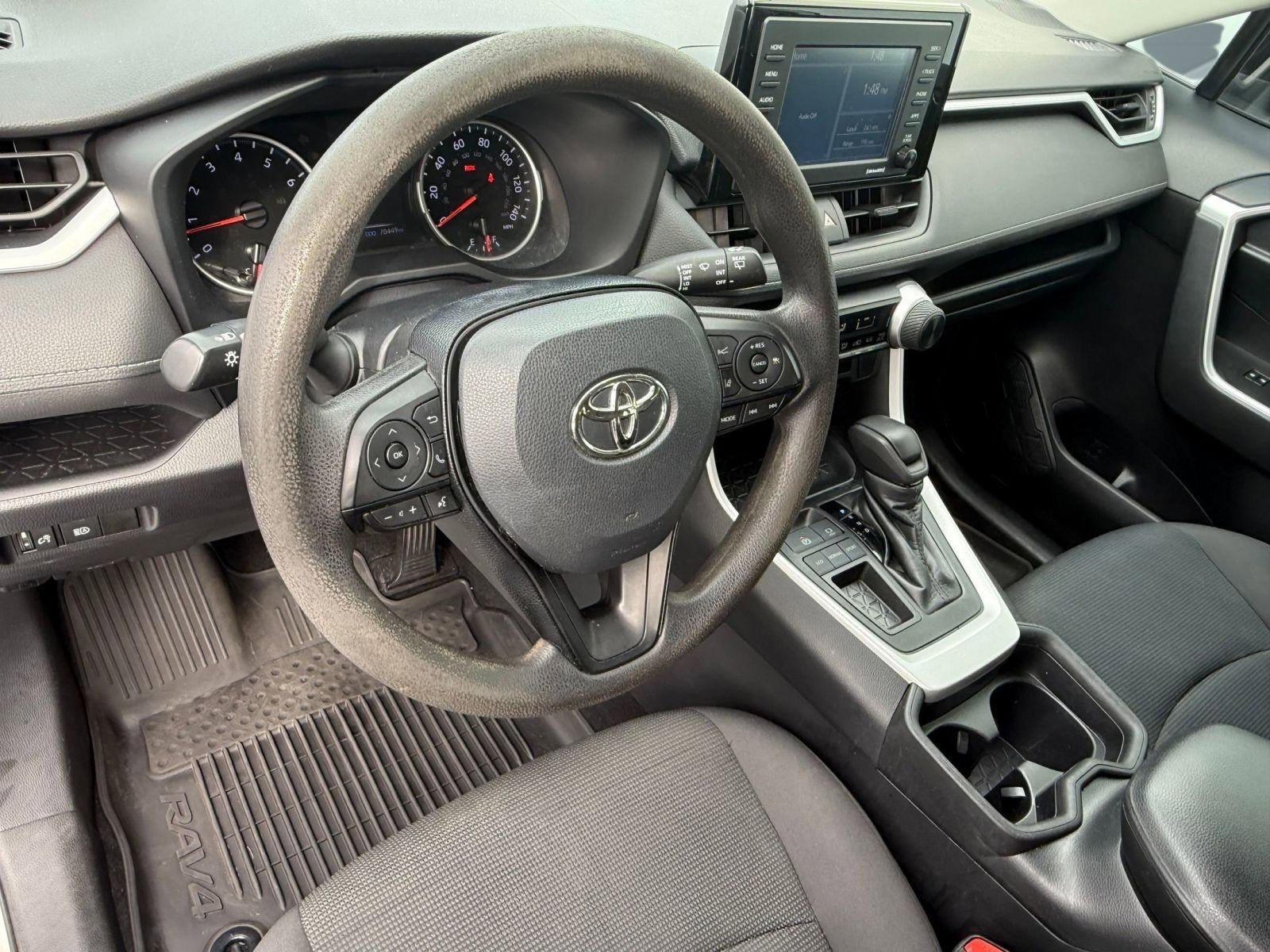 2021 Toyota RAV4 LE photo 3