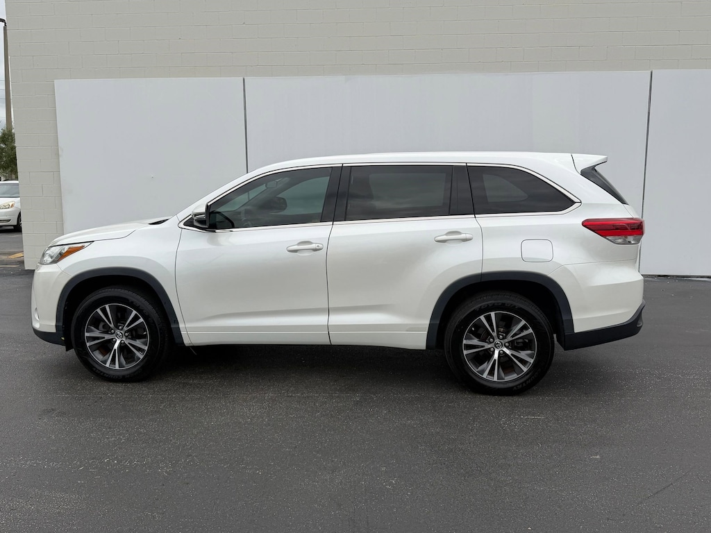 Used 2017 Toyota Highlander LE (LE V6 FWD (Natl)) SUV
