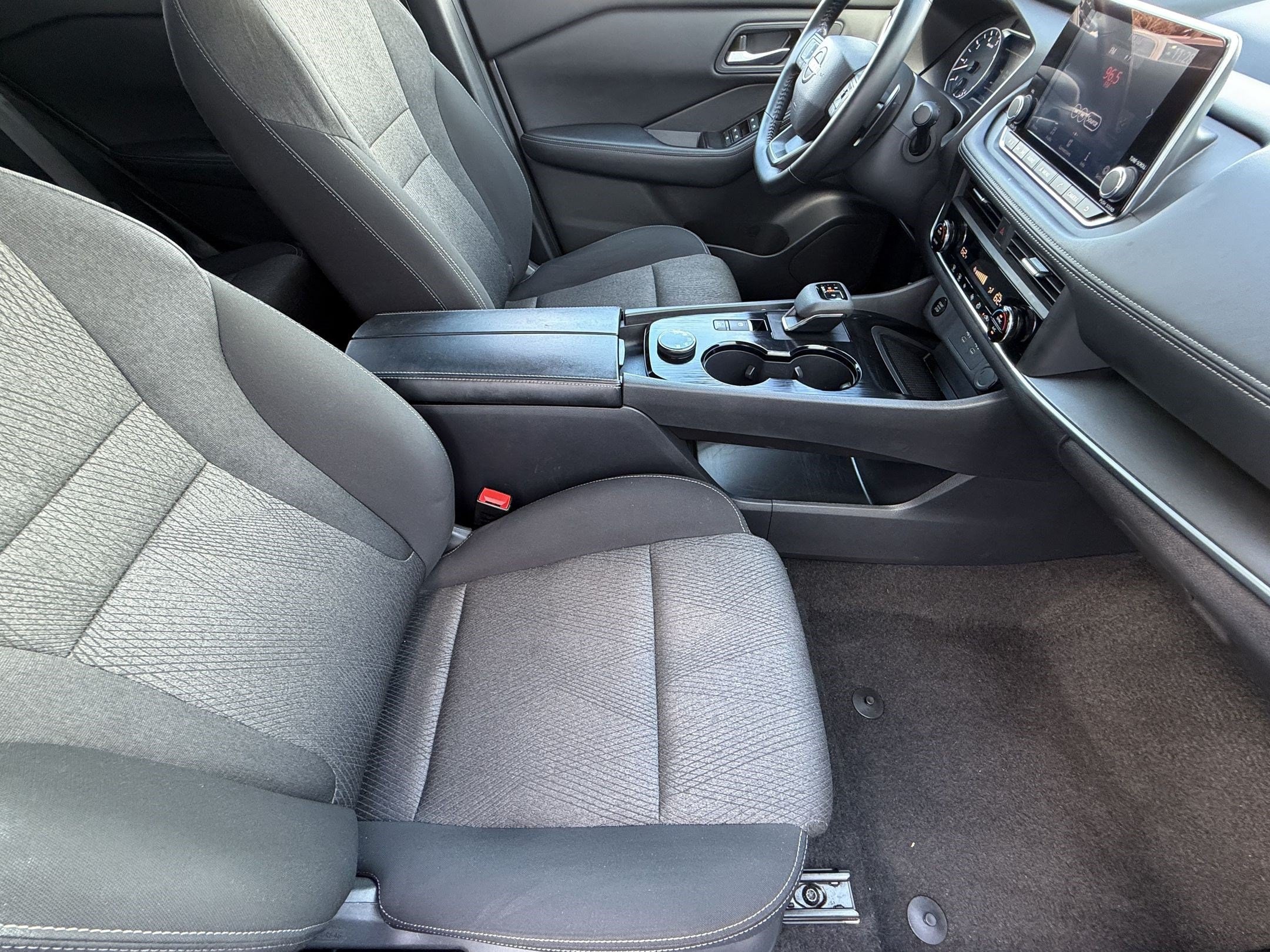 2025 Nissan Rogue SV - Photo 27