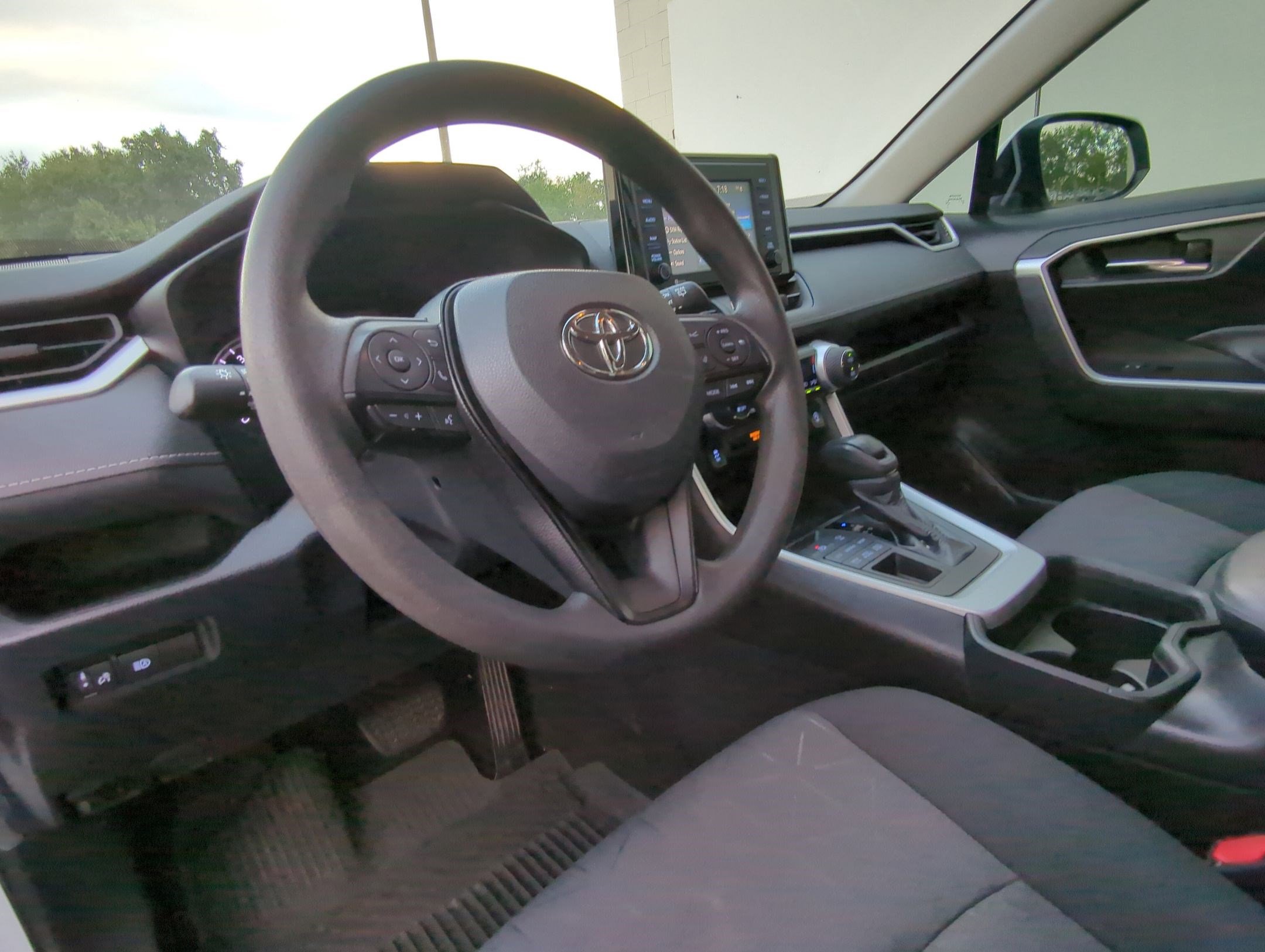 2020 Toyota RAV4 XLE photo 4