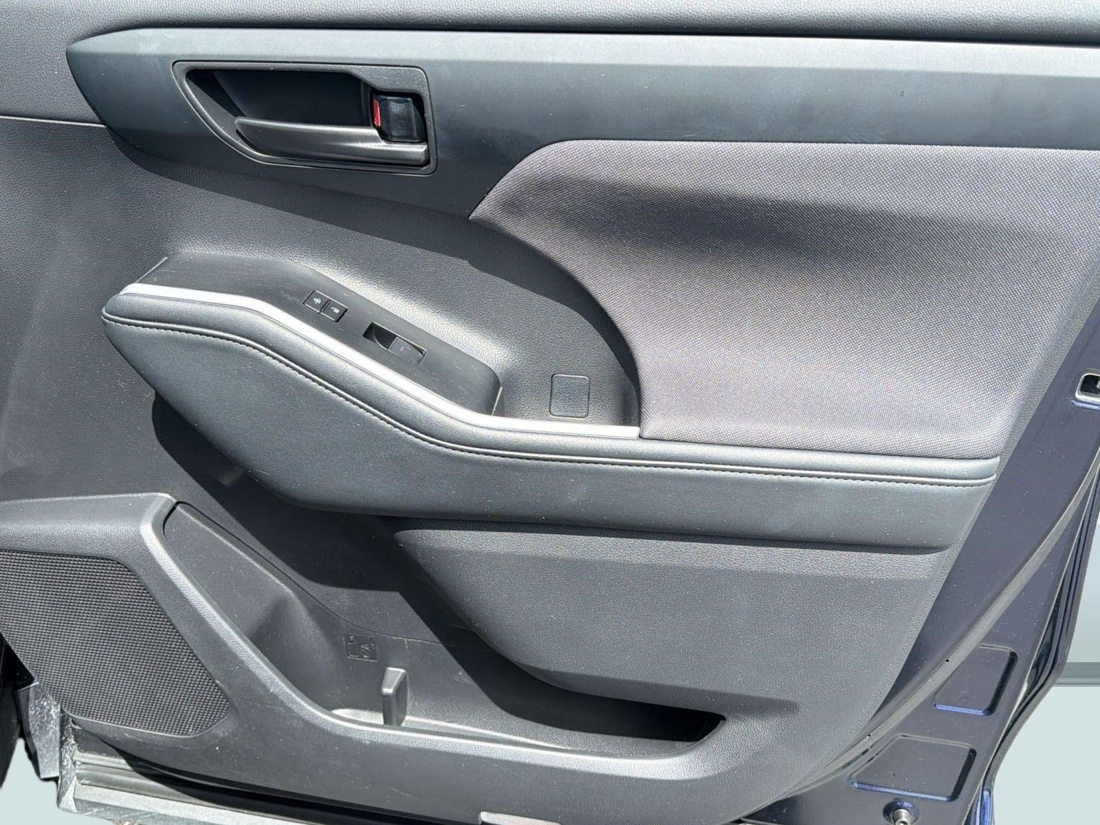 2025 Toyota Highlander LE - Photo 34