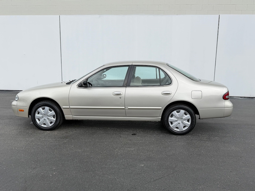 Used 1995 Nissan Altima SE (4dr Sedan SE Auto) Sedan