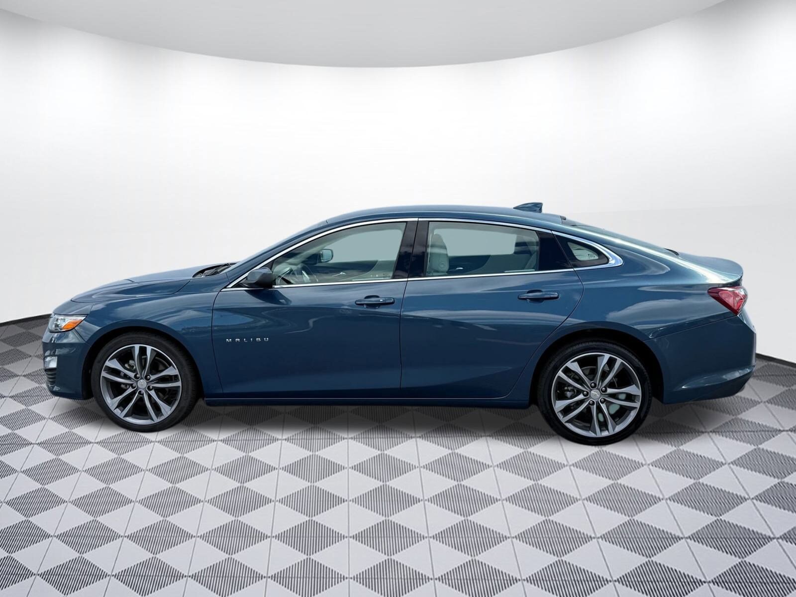 2024 Chevrolet Malibu Premier 2LT photo 2