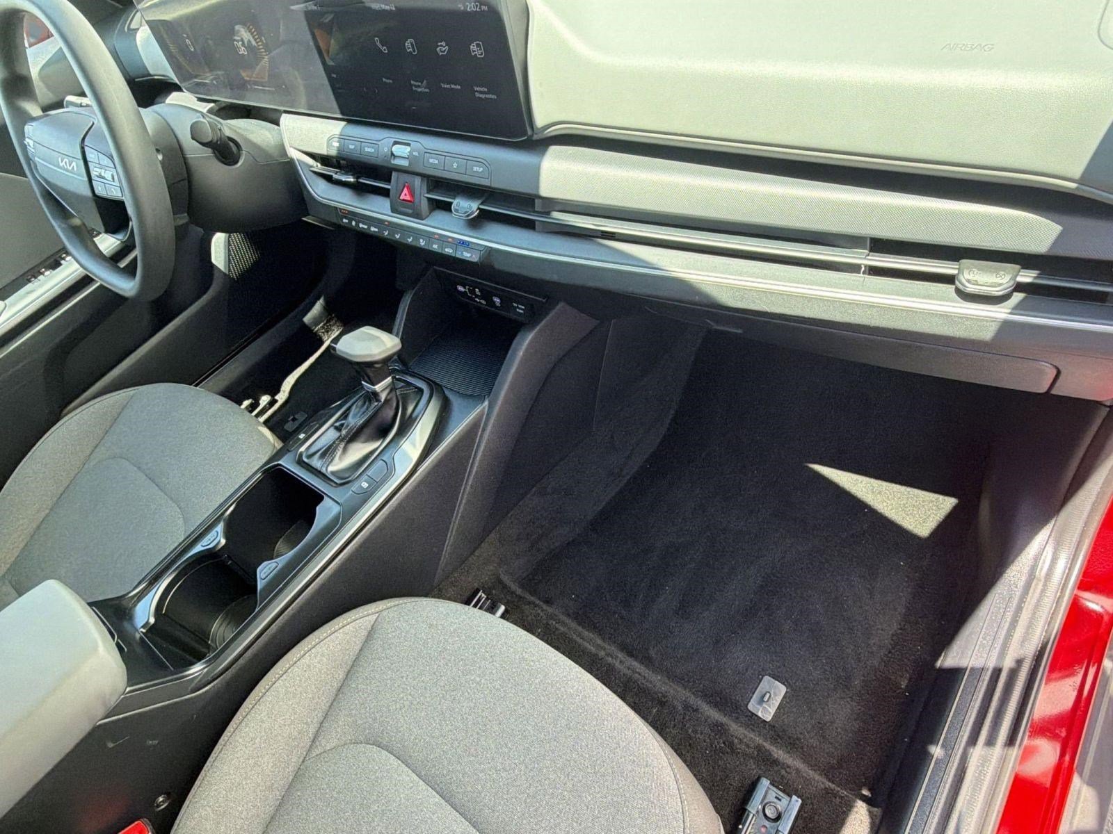 2025 Kia K4 LXS - Photo 32