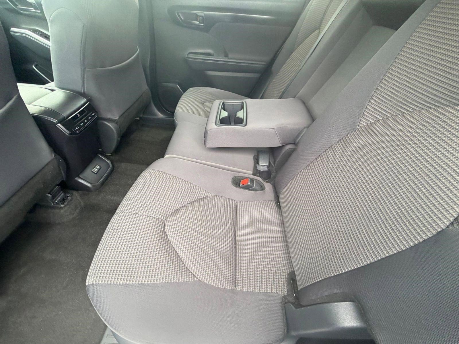 2025 Toyota Highlander LE - Photo 28