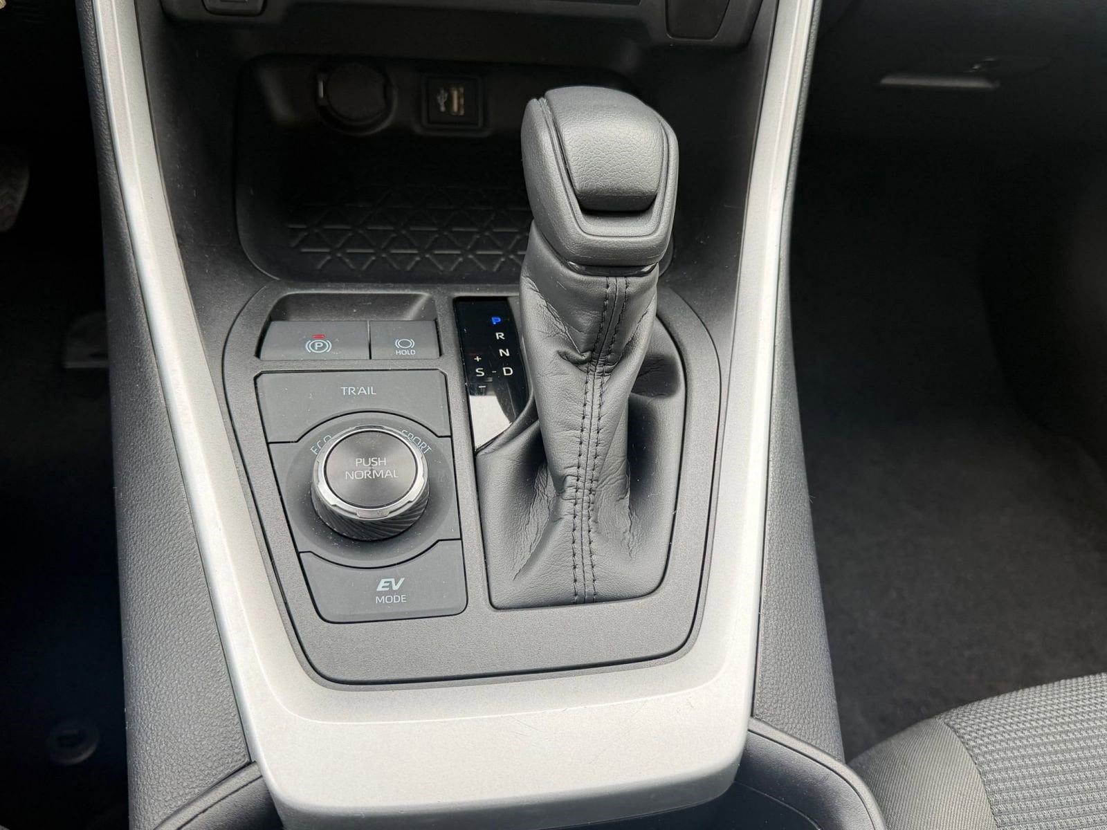 2025 Toyota RAV4 LE - Photo 18