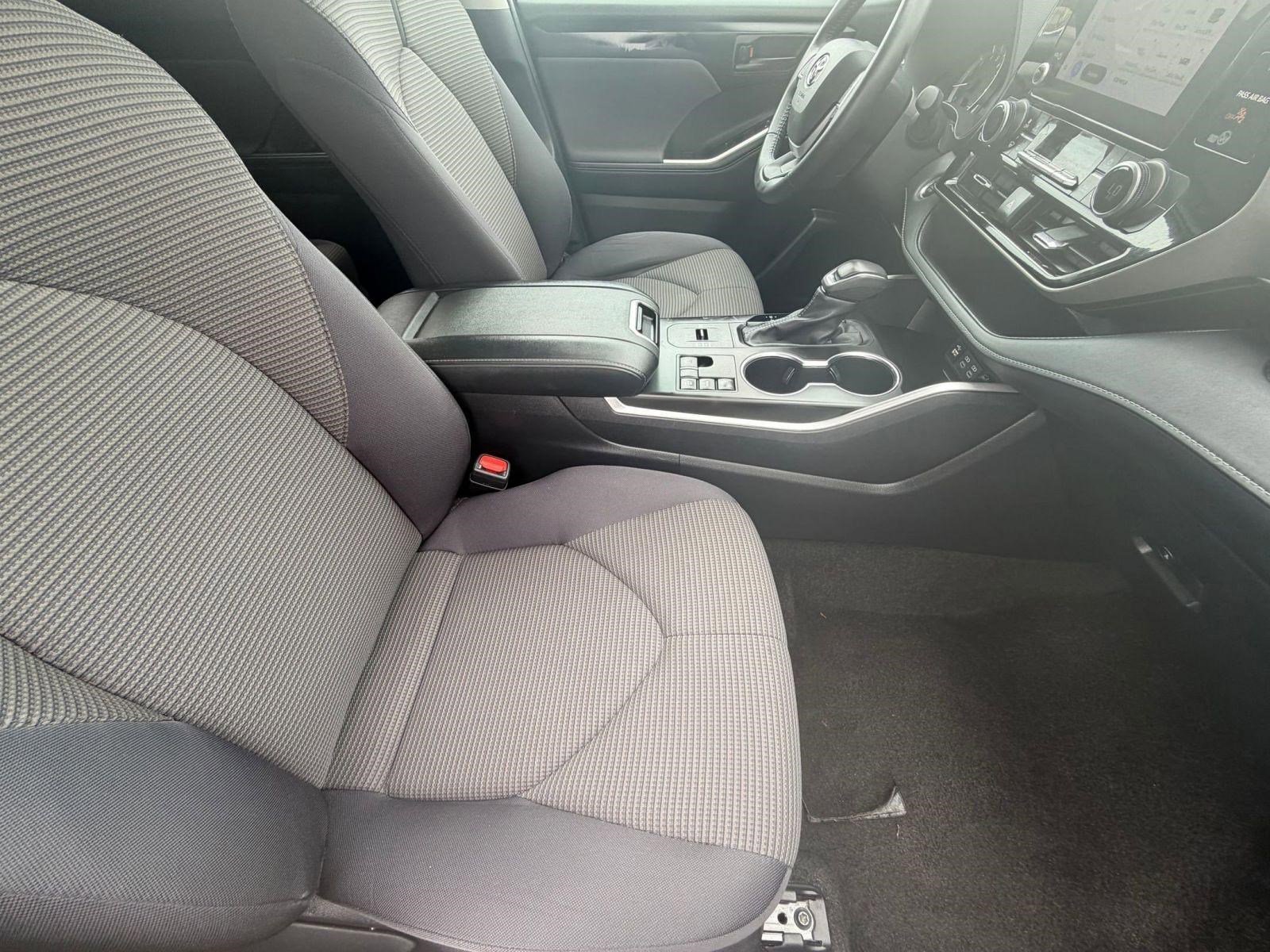 2025 Toyota Highlander LE - Photo 35