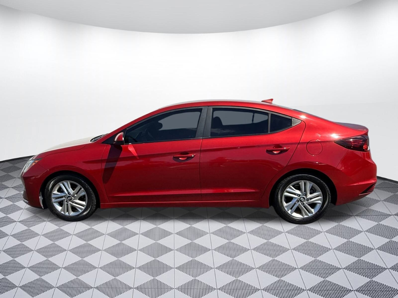 2019 Hyundai Elantra SEL photo 2
