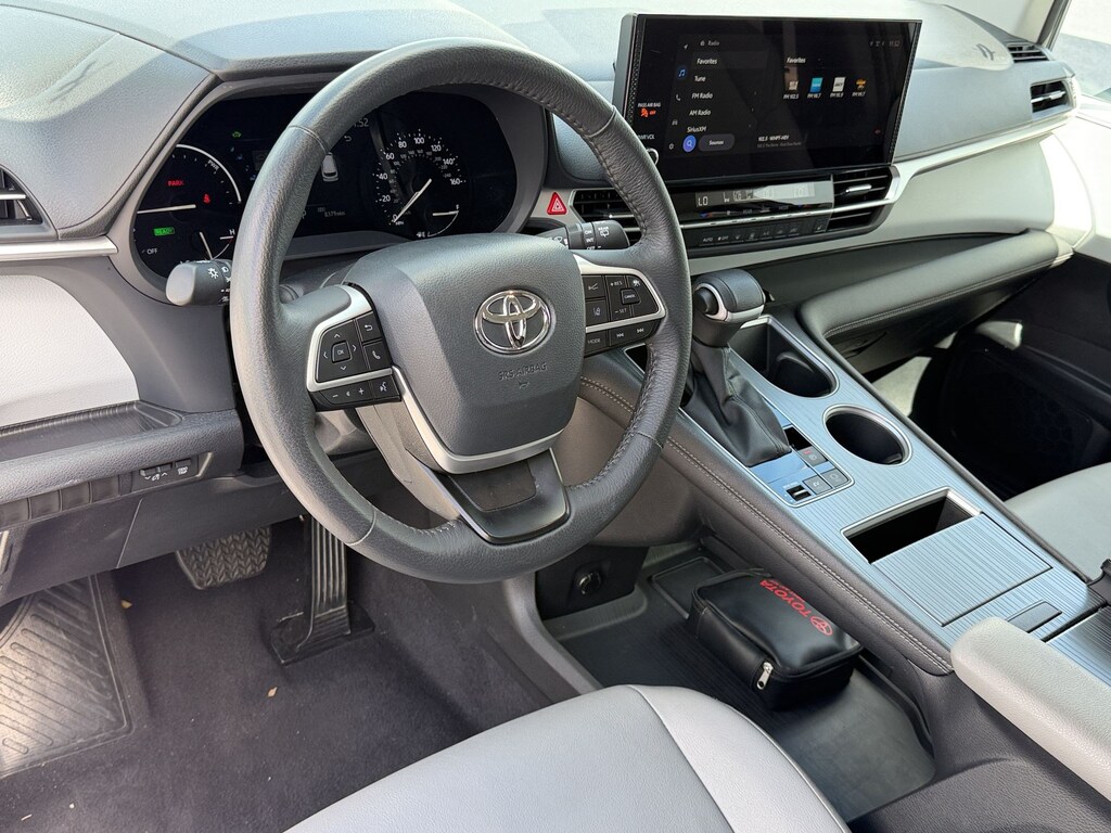 Used 2026 Toyota Sienna Sienna XLE (XLE FWD 8-Passenger (Natl)) Van Passenger Van