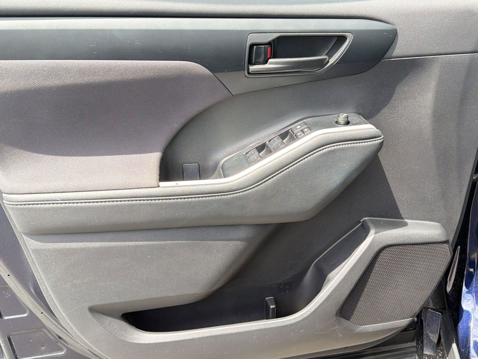 2025 Toyota Highlander LE - Photo 13