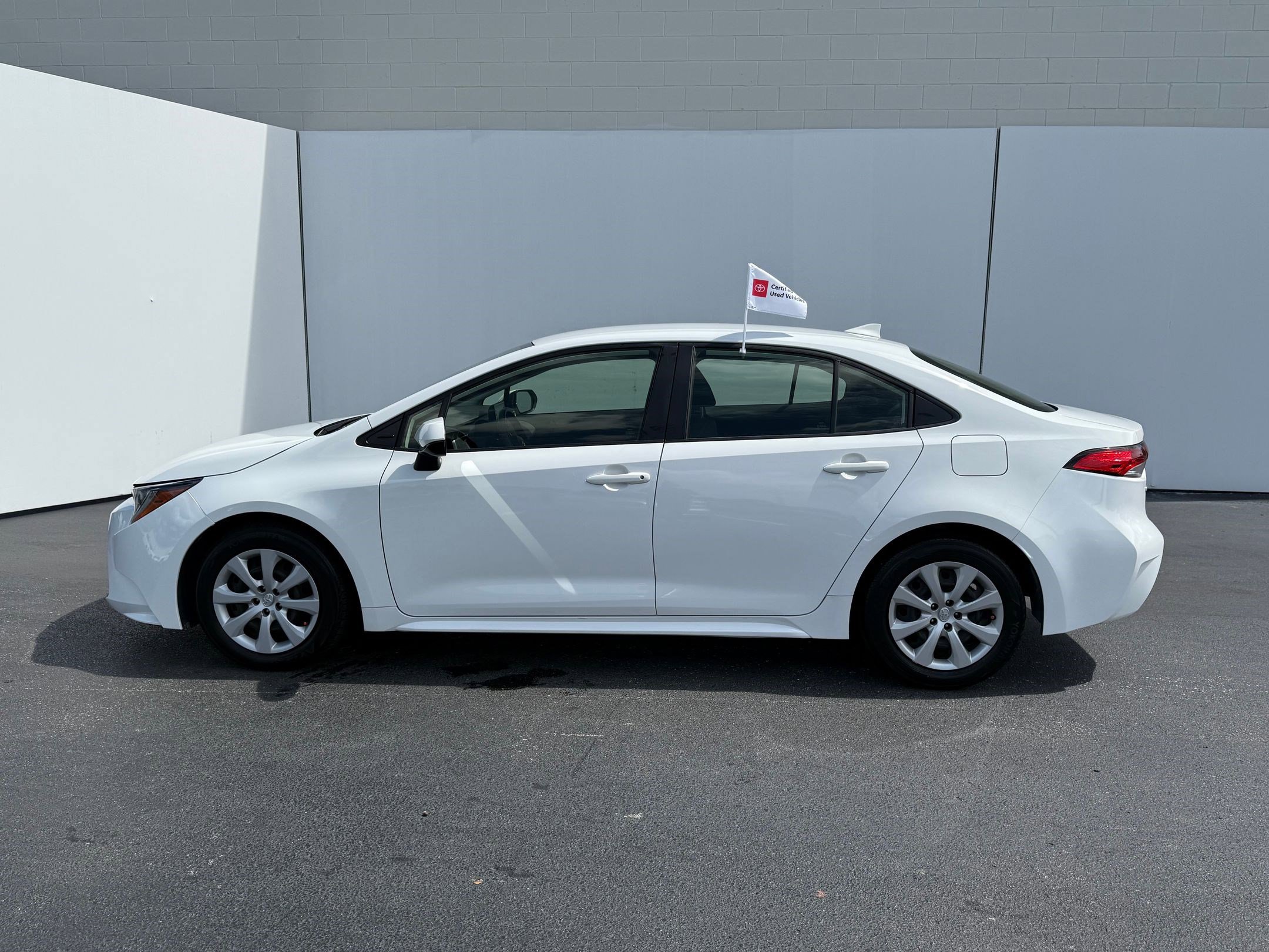 2022 Toyota Corolla LE photo 2