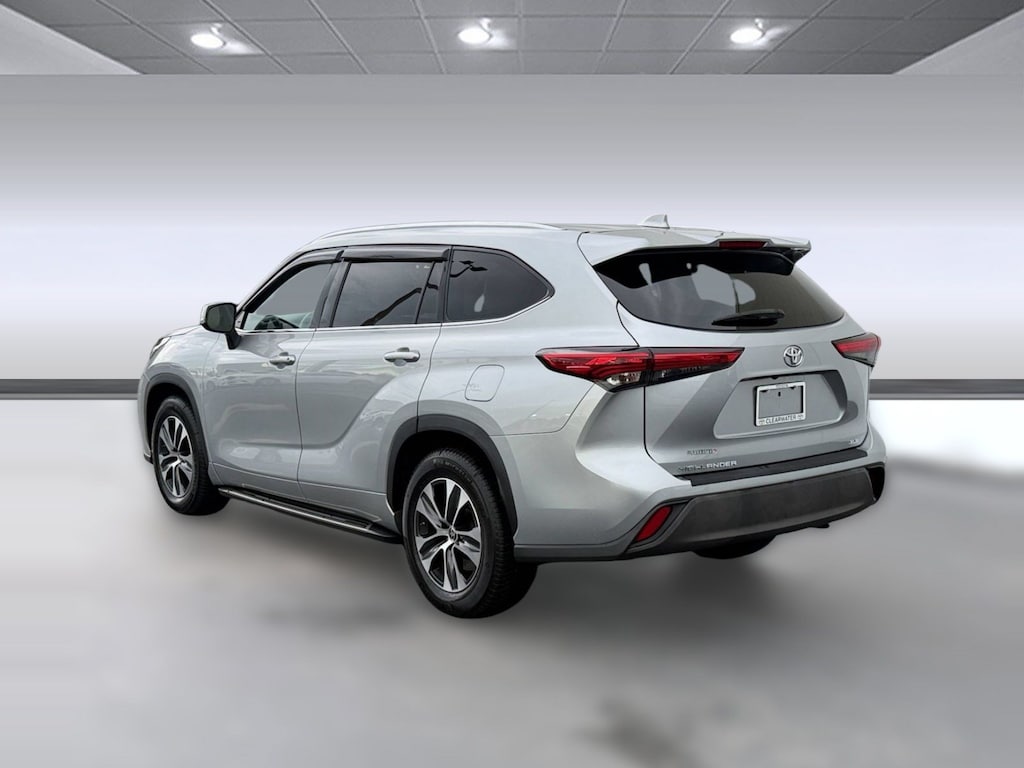 Used 2021 Toyota Highlander Highlander XLE (XLE FWD (SE)) SUV