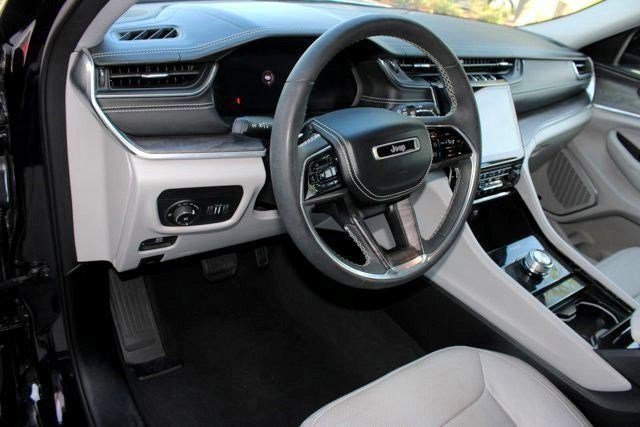2023 Jeep Grand Cherokee Overland photo 3