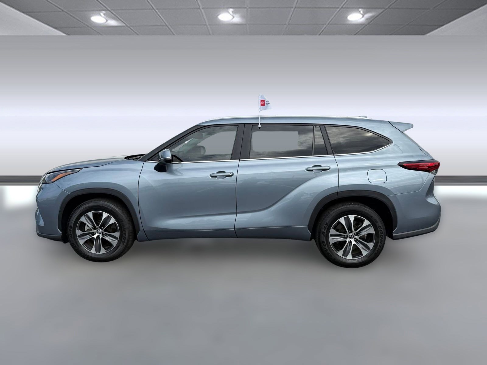 2023 Toyota Highlander XLE photo 2