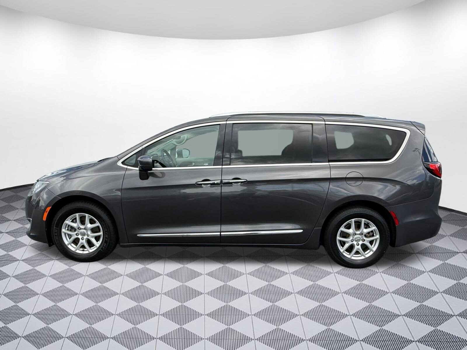 2020 Chrysler Pacifica Touring L photo 2