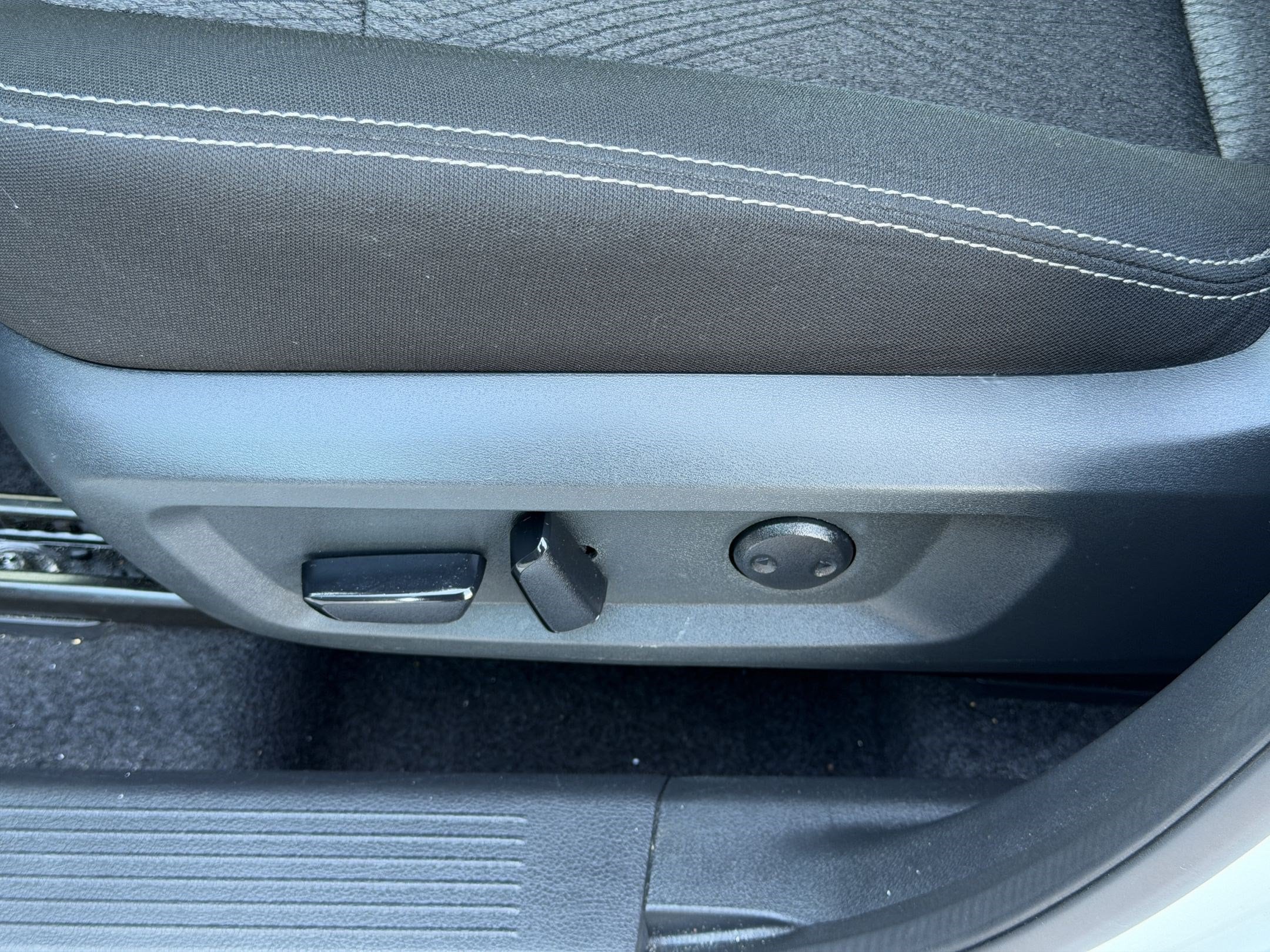 2025 Nissan Rogue SV - Photo 16