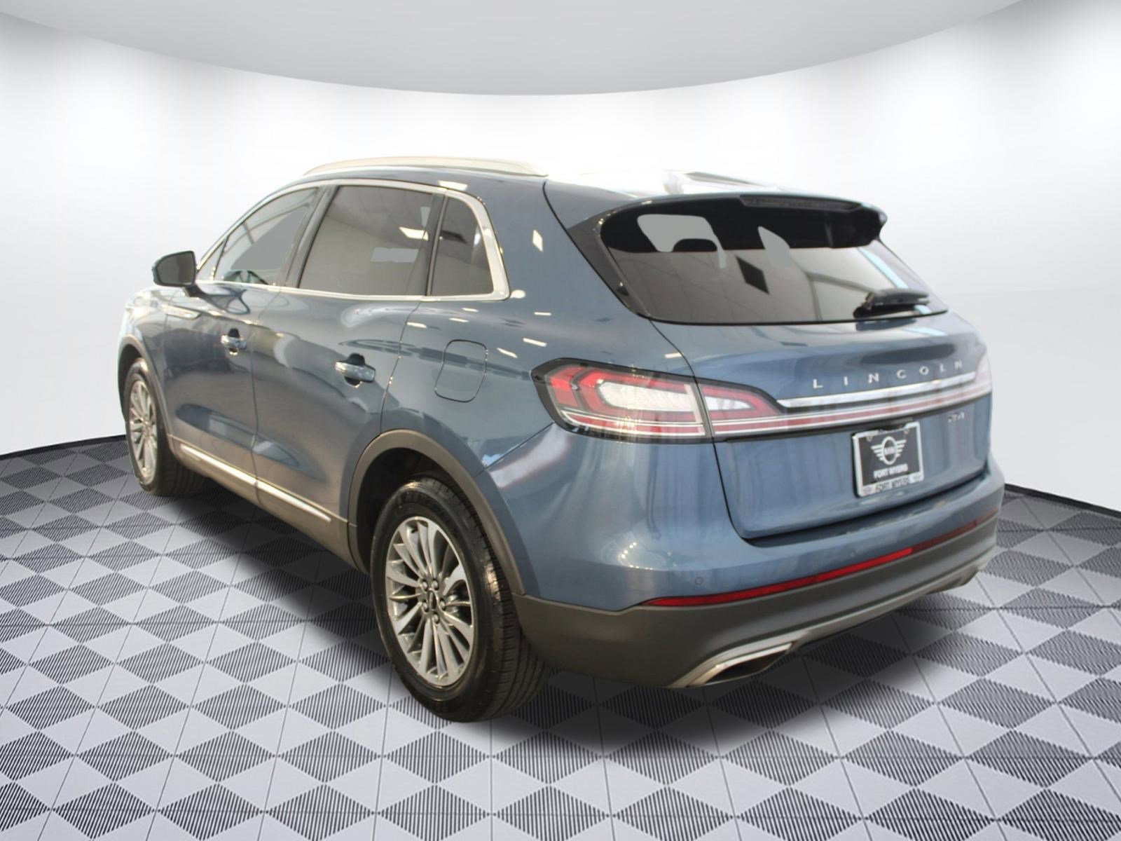 2019 Lincoln Nautilus Select photo 2