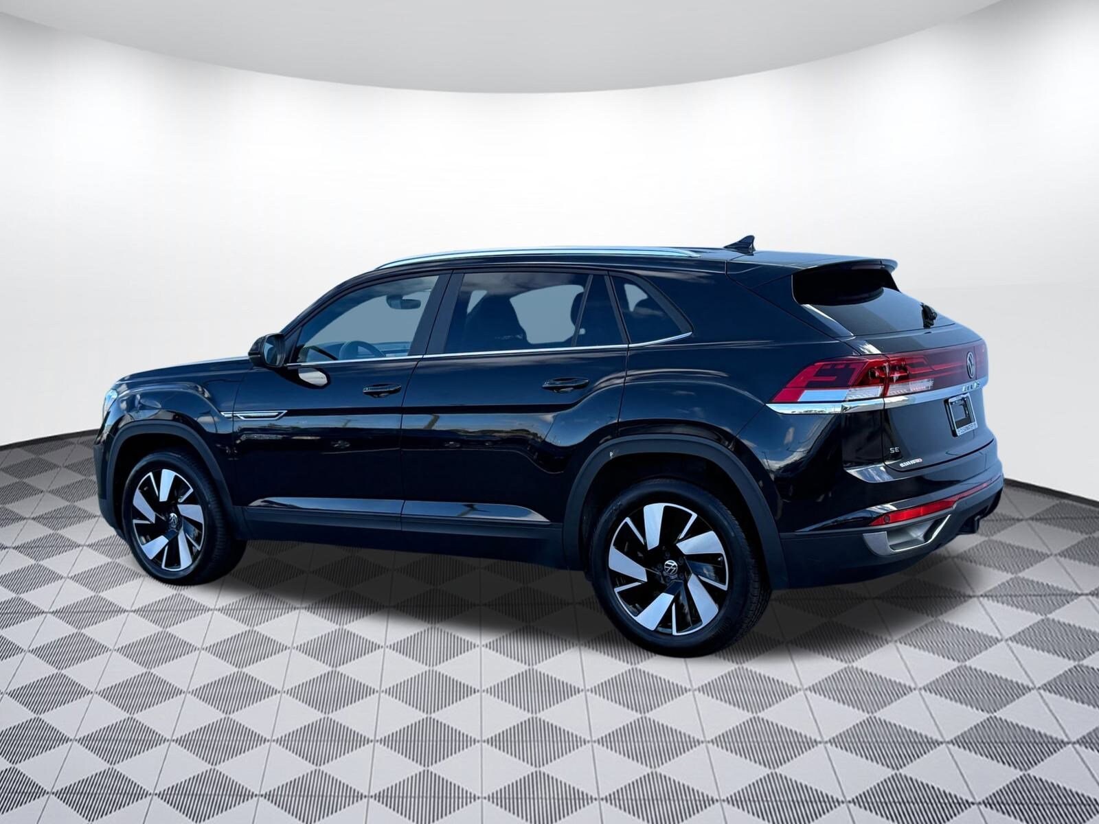 2024 Volkswagen Atlas Cross Sport SE Technology photo 2