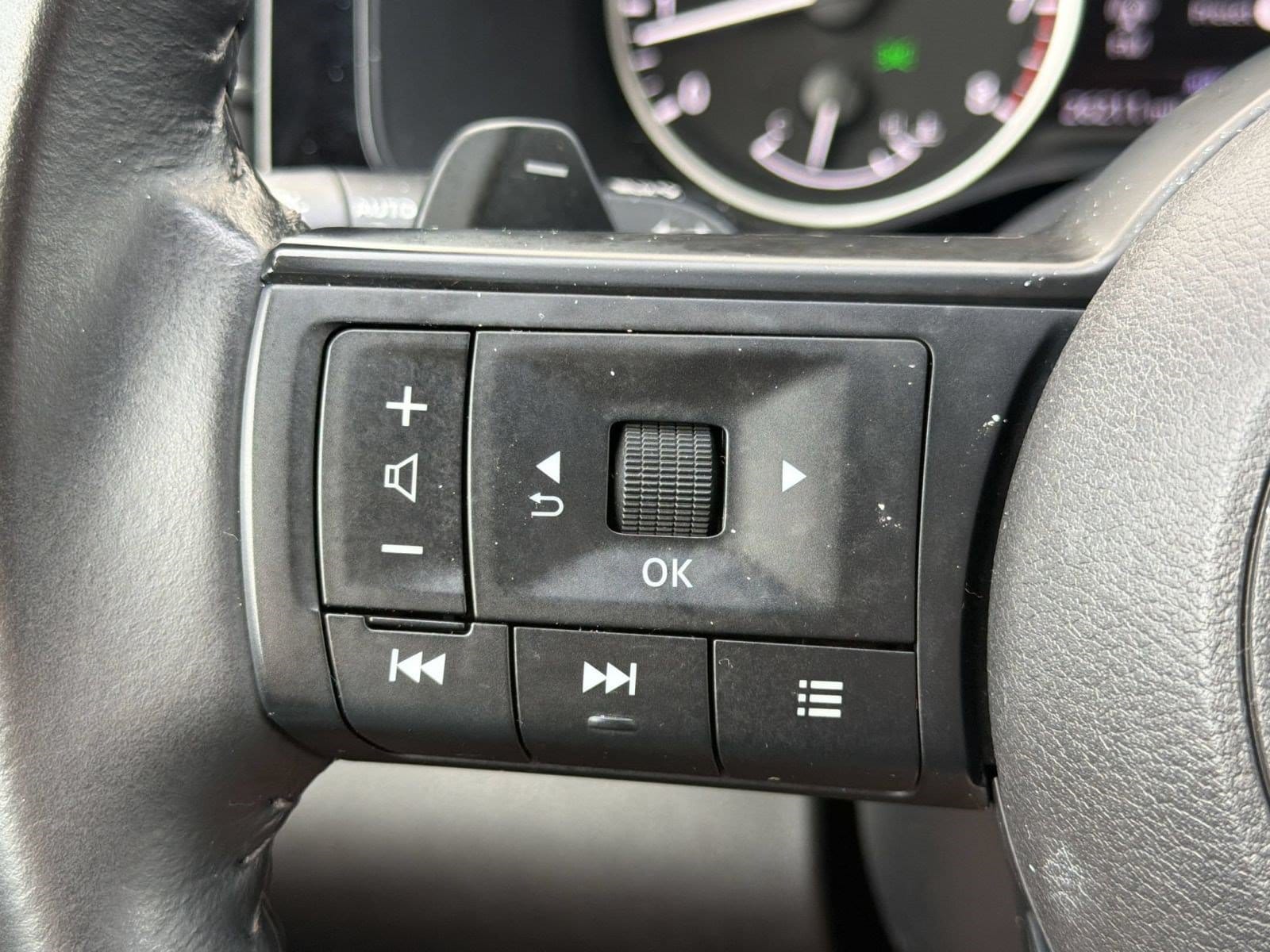 2025 Nissan Pathfinder SV - Photo 17