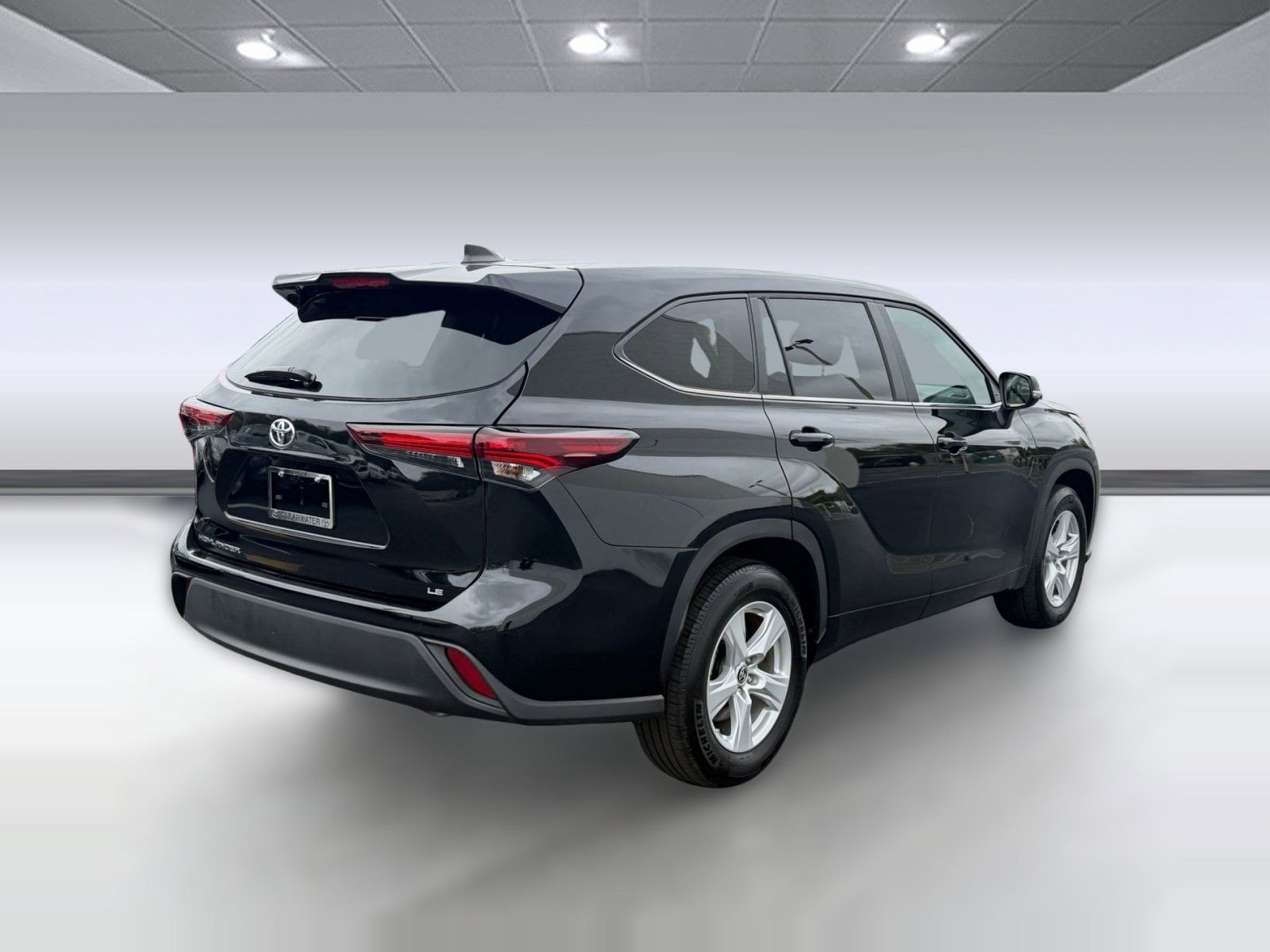 2025 Toyota Highlander LE - Photo 9