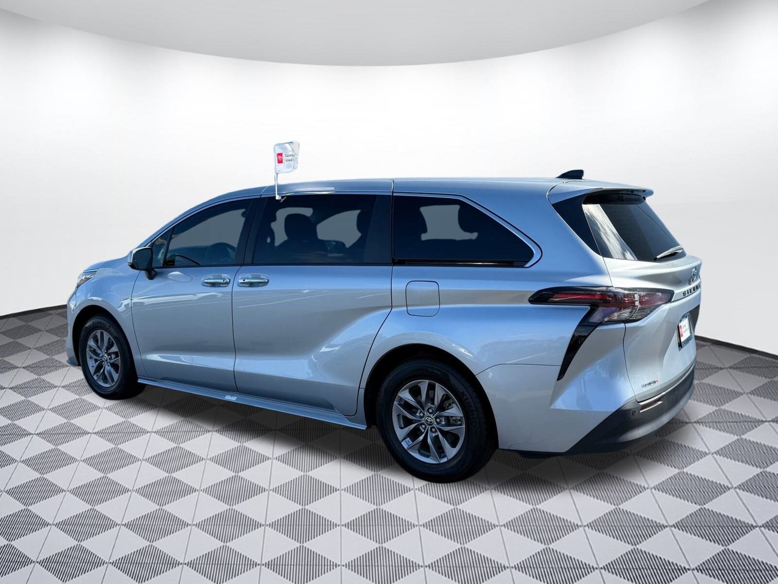 2023 Toyota Sienna XLE photo 3
