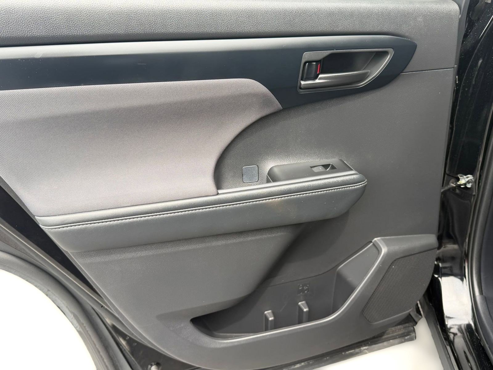 2025 Toyota Highlander LE - Photo 27