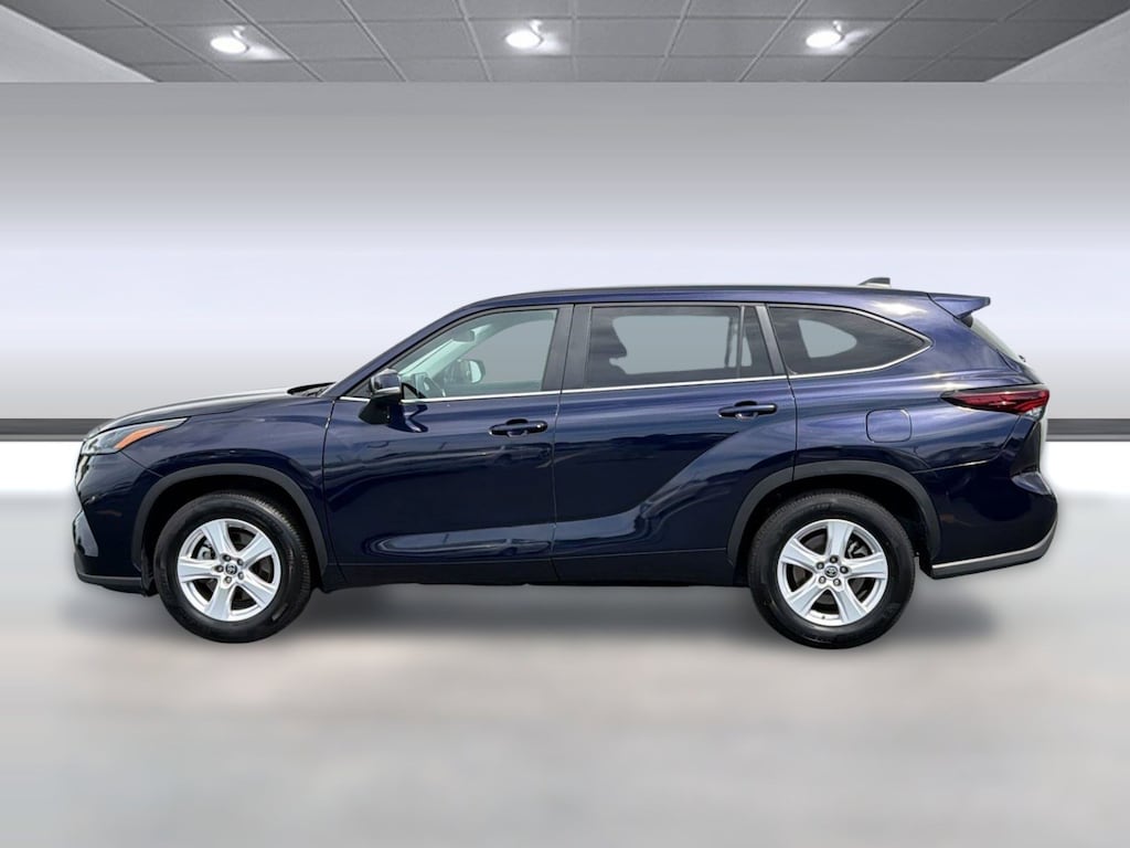 Used 2025 Toyota Highlander LE (LE FWD (Natl)) SUV