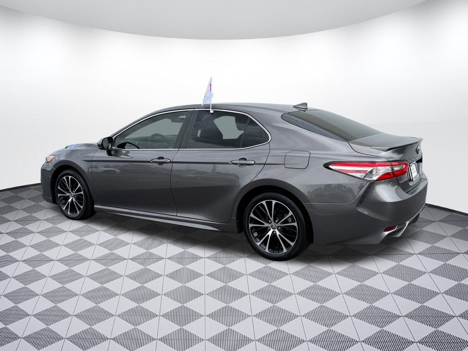 2020 Toyota Camry SE photo 3