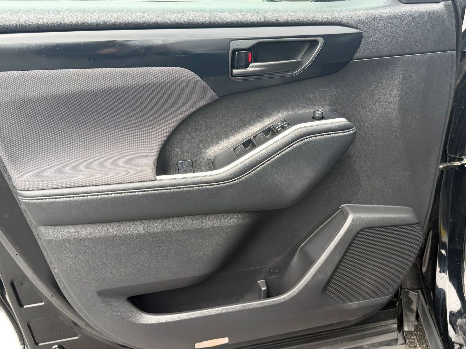 2025 Toyota Highlander LE - Photo 13